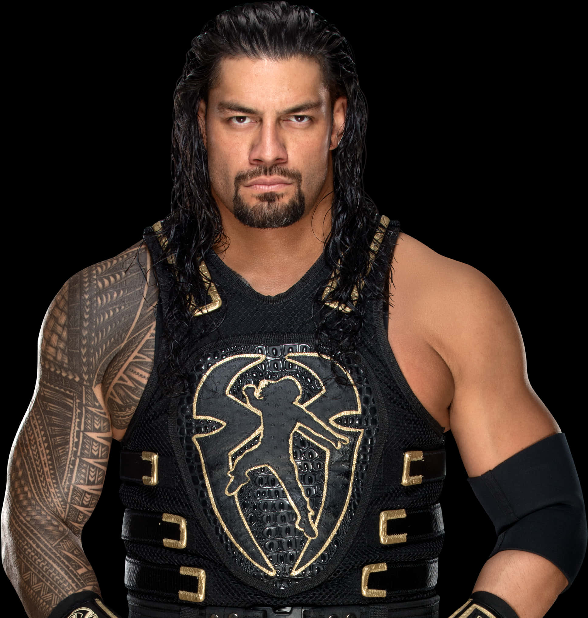 羅曼·雷恩斯職業摔跤手肖像 壁紙 — 摔角手 Roman Reigns 身穿黑金冠軍背心，在深色背景下凝視著。