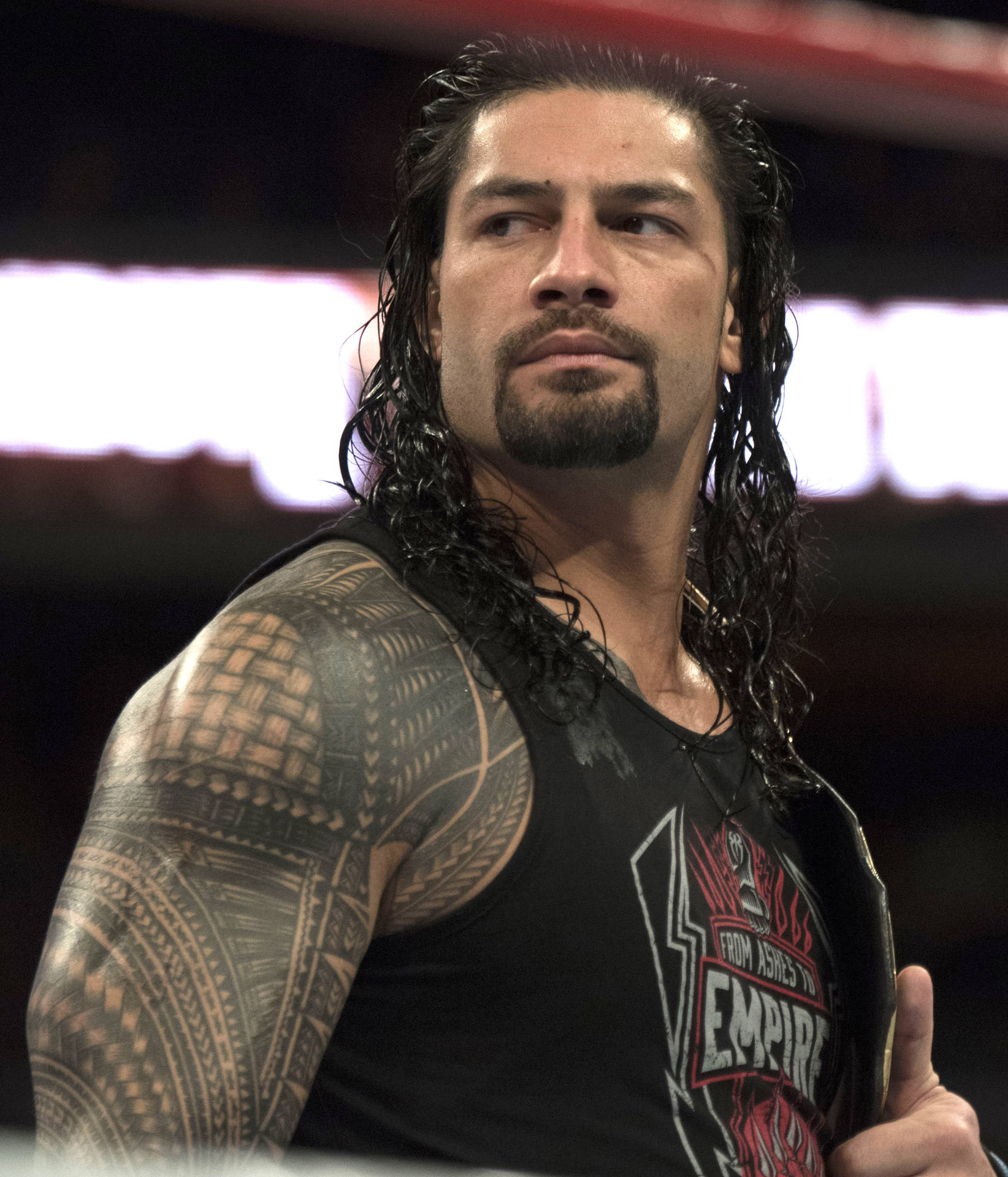 摔角手 Roman Reigns 在擂台上帶有紋身，表情專注。