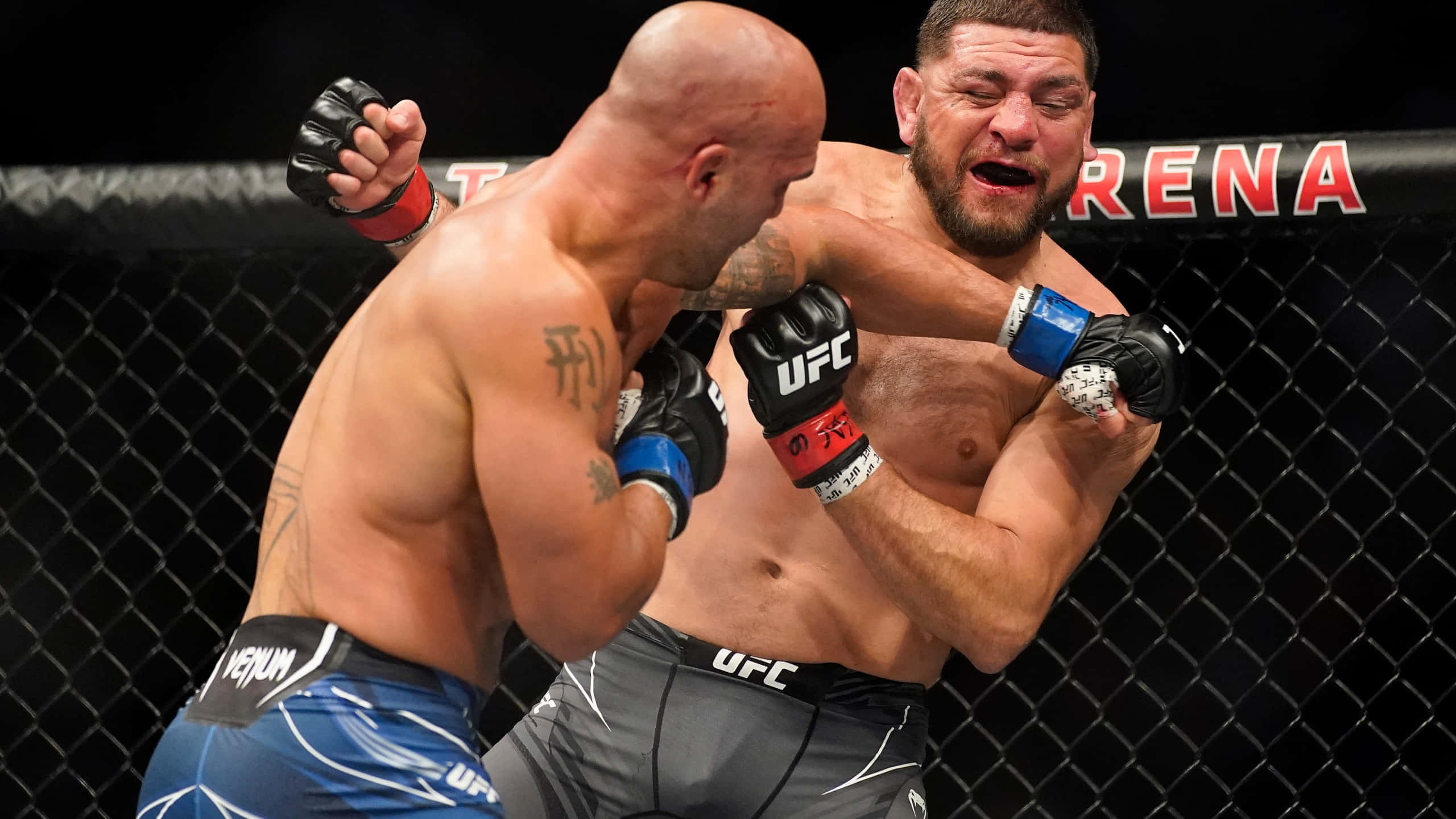 羅比·勞勒對戰尼克·迪亞茲 壁紙 — 兩名MMA拳手在明亮的場館燈光下，於UFC比賽期間在八角籠內激烈纏鬥。