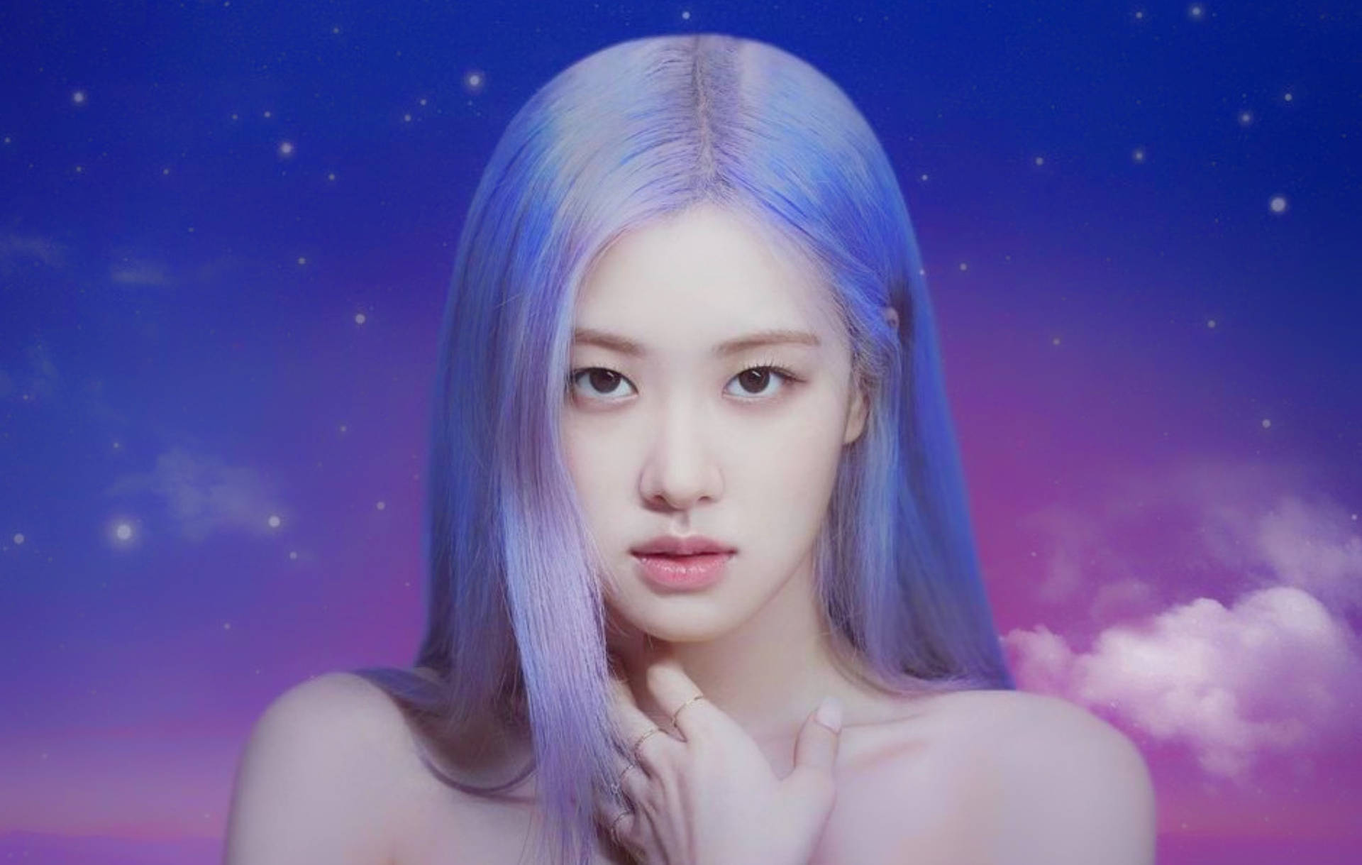 擁有藍色頭髮的女性，背景是佈滿星星、帶有粉紅雲彩的暮色天空。