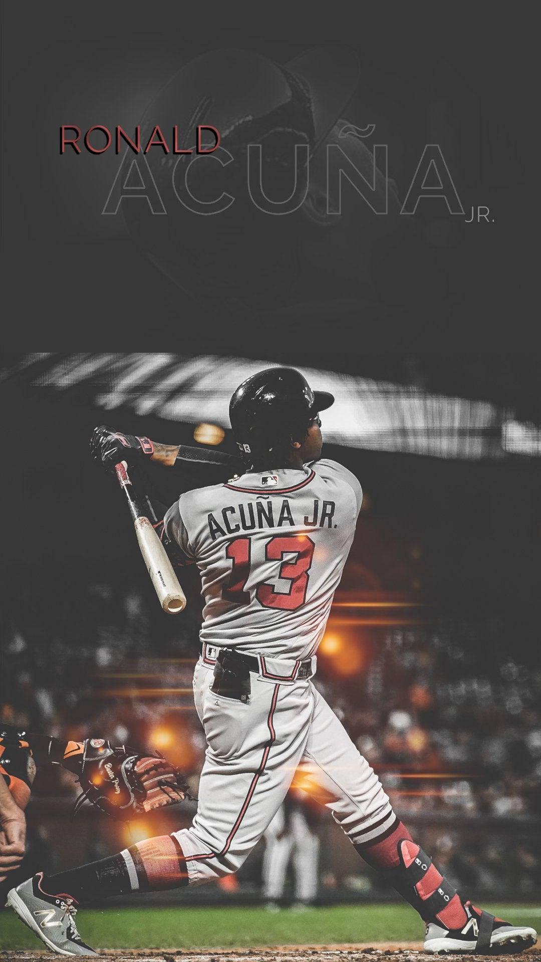 棒球選手 Ronald Acuna Jr. 在夜晚的球場揮棒。