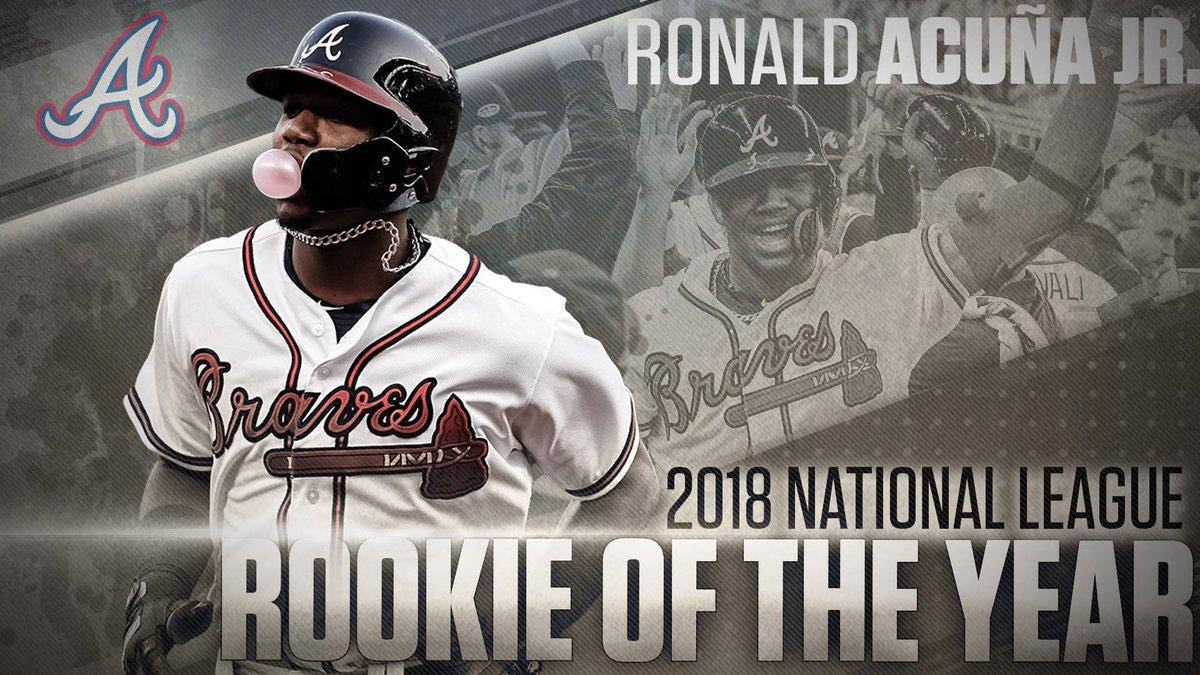 棒球運動員 Ronald Acuña Jr. 身穿勇士隊制服吹泡泡糖，球迷在慶祝。