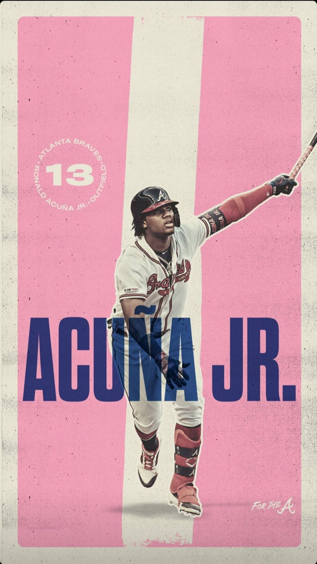 羅納德·阿庫納·小傑粉紅海報 壁紙 — 棒球運動員 Ronald Acuña Jr. 身穿亞特蘭大勇士隊制服，在粉紅和白色條紋背景上揮棒，並帶有粗體文字。