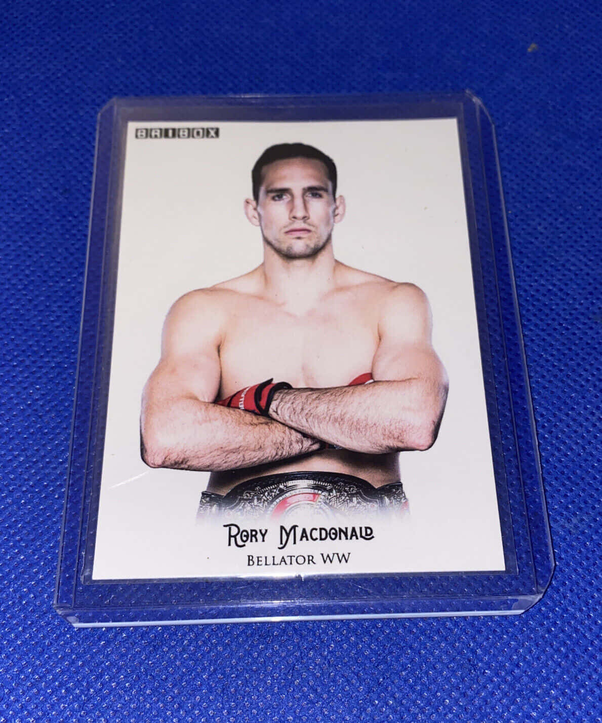 Rory MacDonald 戰士卡，藍色背景上配有冠軍腰帶。