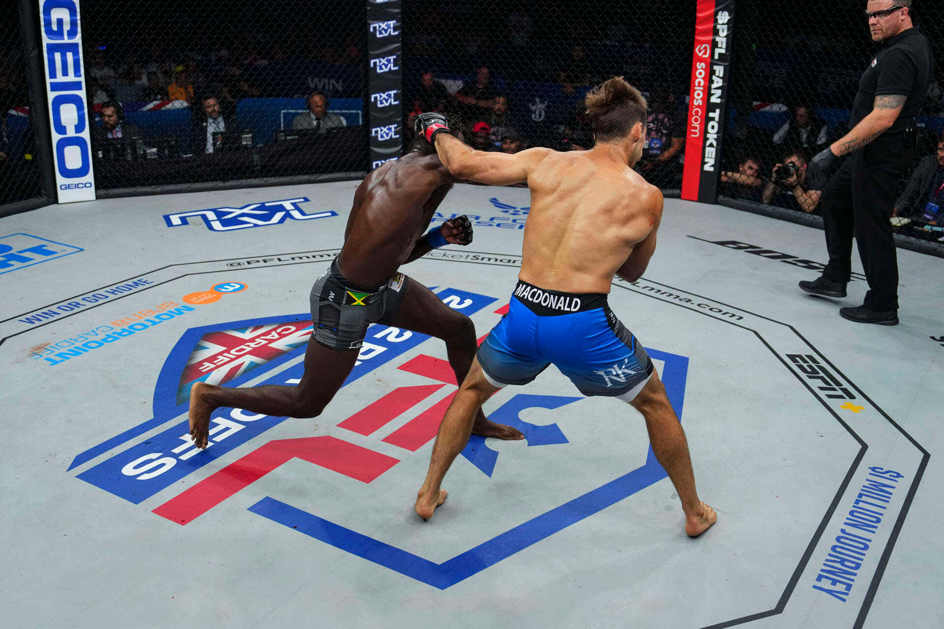 兩名MMA拳手在八角籠中比賽，一人揮拳。