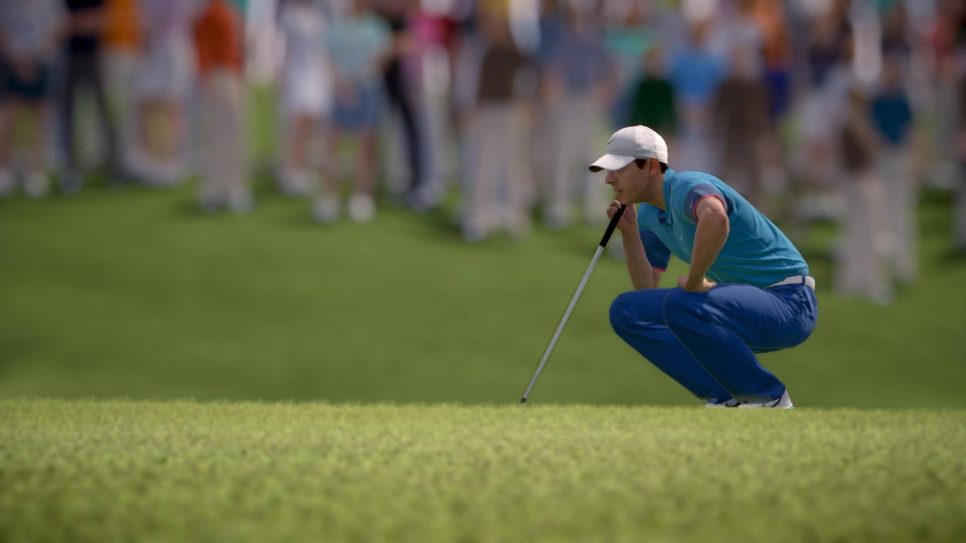 羅里·麥克羅伊 PGA 巡迴賽遊戲 壁紙 — 一位專注的高爾夫球手蹲在充滿活力的綠色球道上分析他的推桿，背景是模糊的人群。