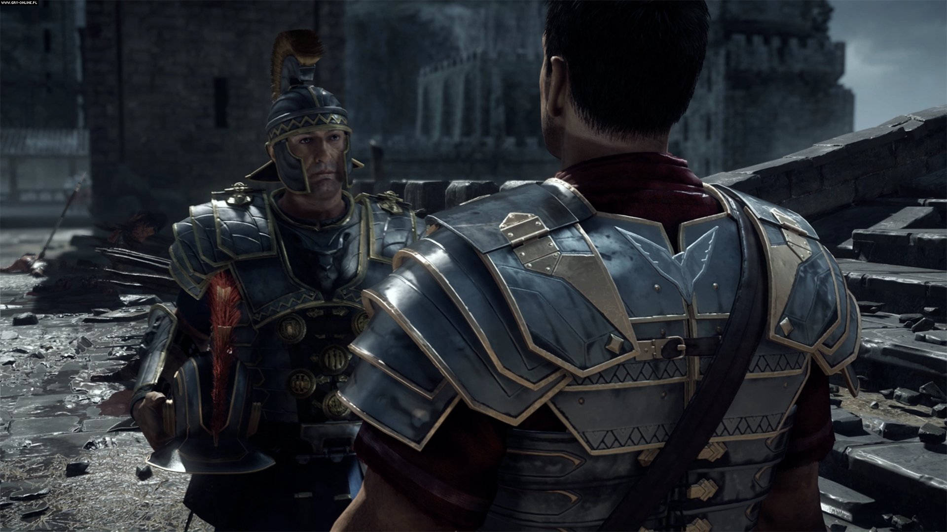 羅馬2：全副武裝角鬥士 壁紙 — 兩名身穿精細盔甲的羅馬士兵站在陰天下一座廢棄的石頭庭院中。