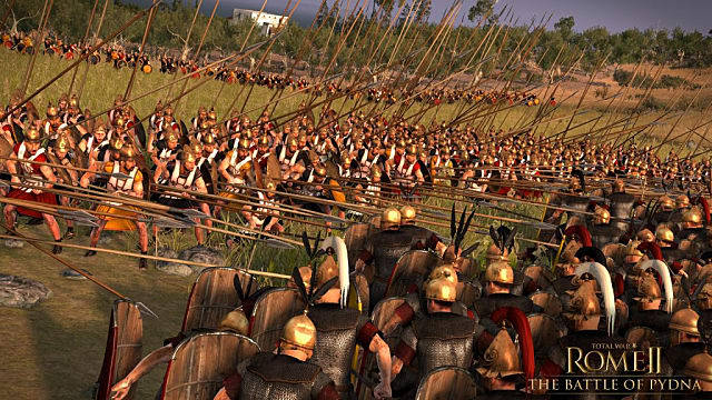 列陣的羅馬士兵在夕陽下的草地上與敵方長矛兵交鋒。