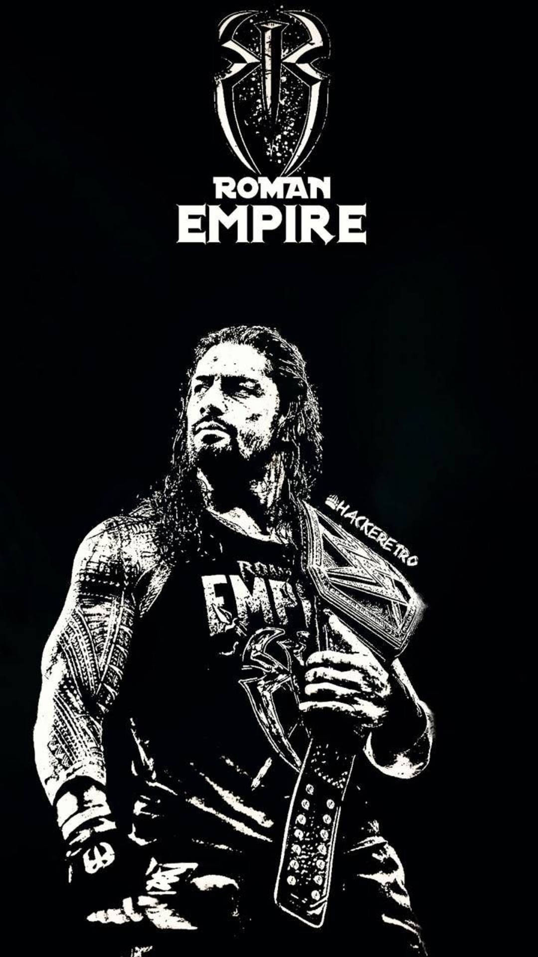 Roman Reigns 手持冠軍腰帶，上方有羅馬帝國標誌。
