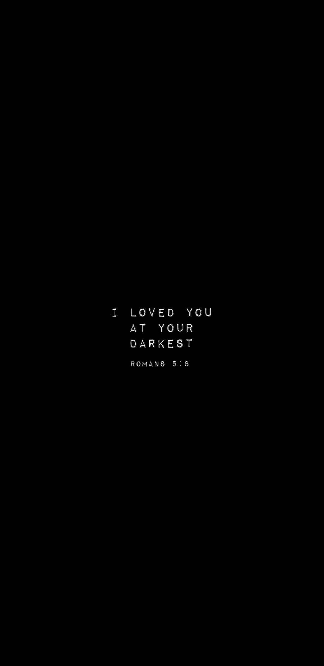 羅馬書5:8 美學經文 壁紙 — 黑色背景上的白色文字寫著「I LOVED YOU AT YOUR DARKEST ROMANS 5:8」