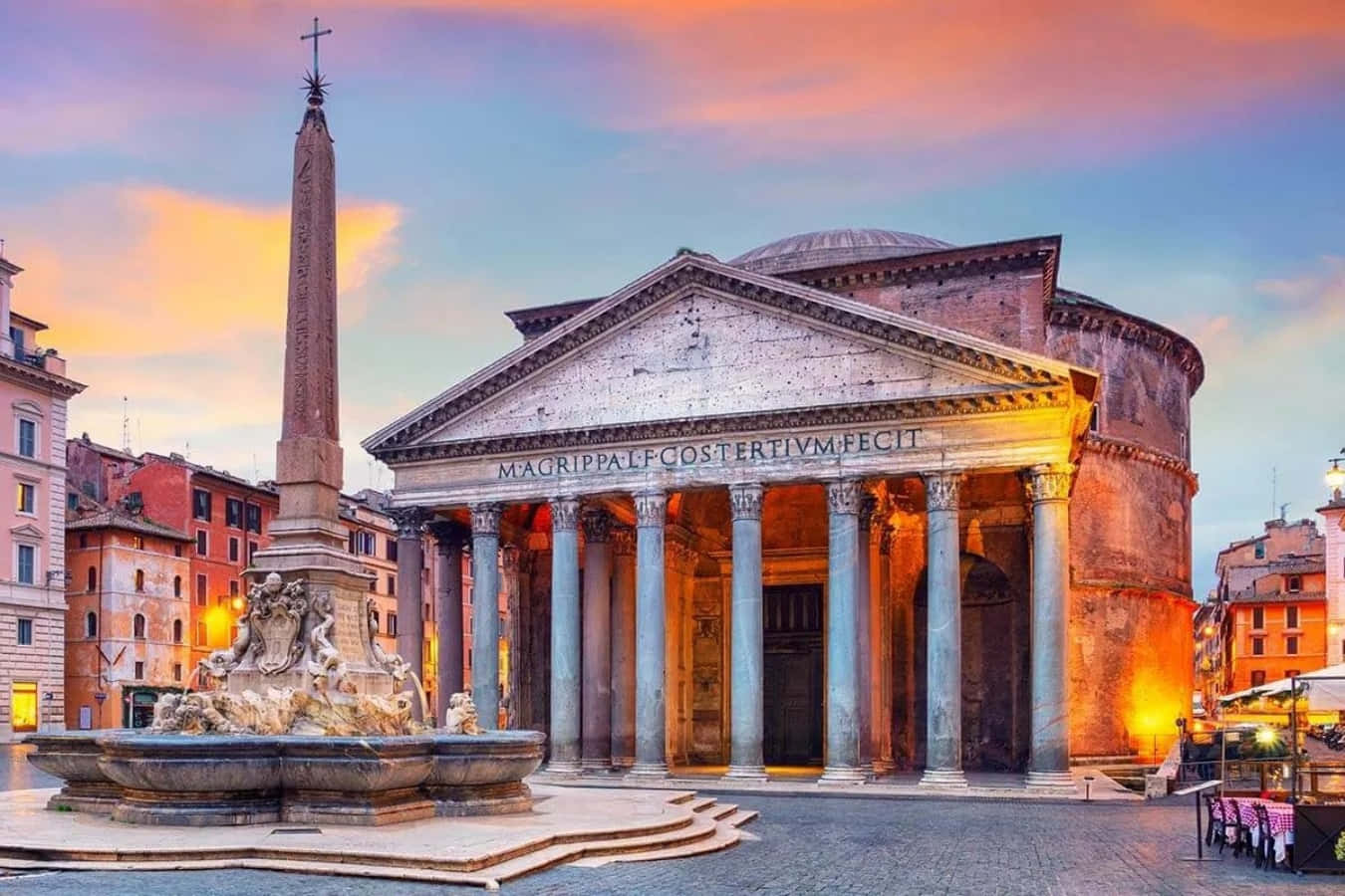 Roman 桌布 壁紙 — 羅馬萬神殿沐浴在金色夕陽中，其標誌性圓頂和方尖碑噴泉在柔和色調的天空下閃耀。
