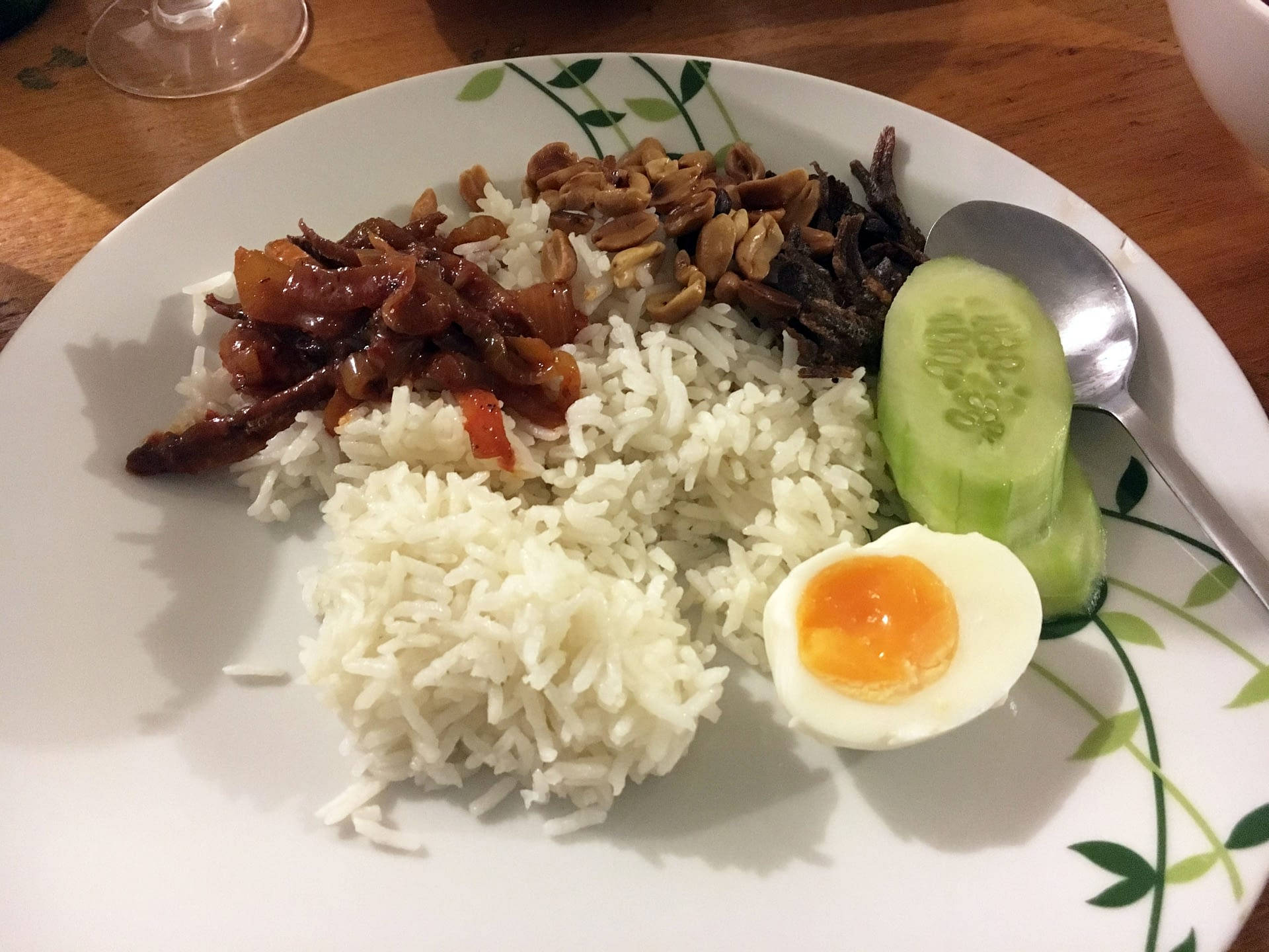 一碟配有肉醬、花生、乾魚、青瓜和半熟蛋的飯。