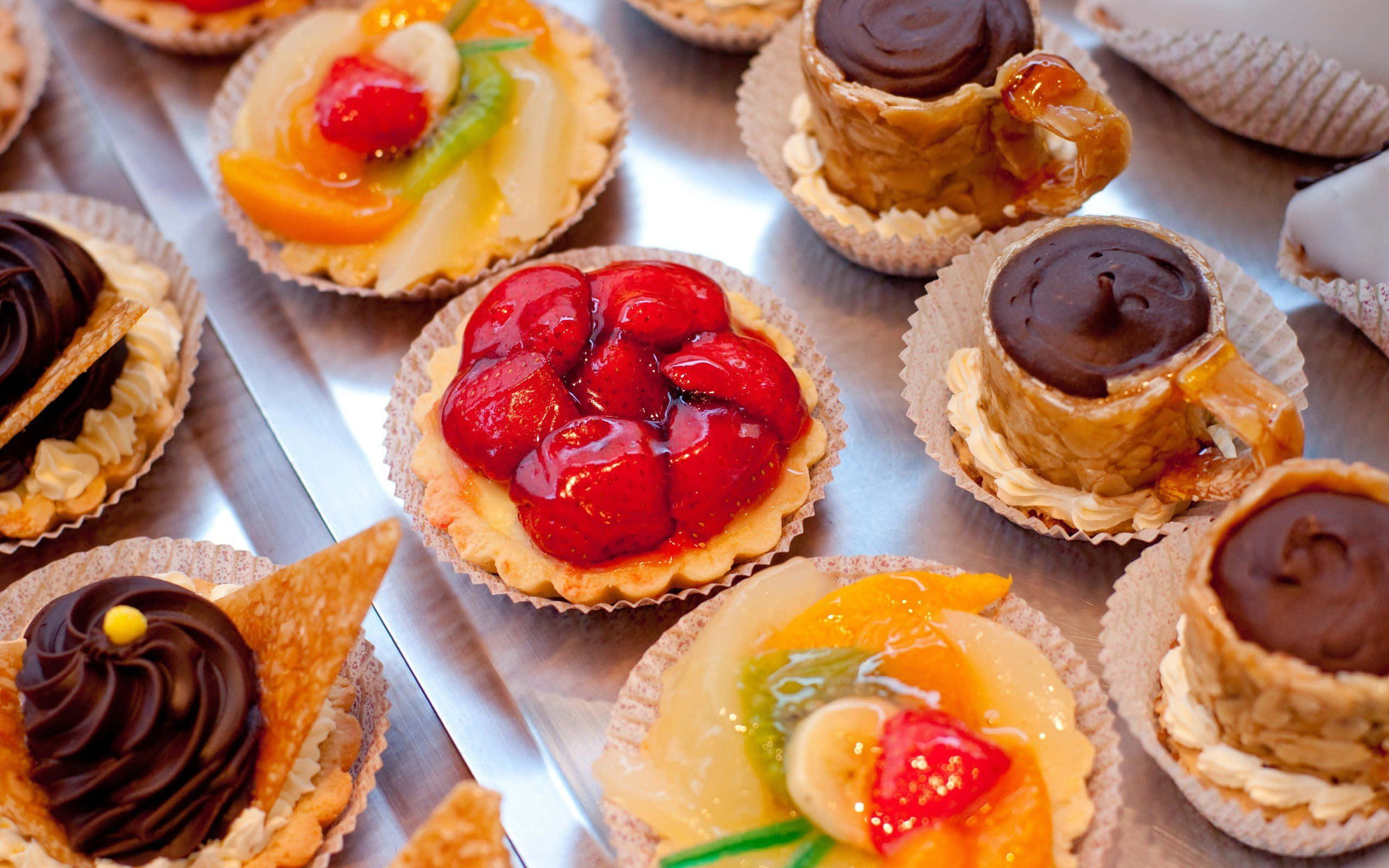 Pastry 桌布 壁紙 — 美味嘅雜錦生果同朱古力撻擺喺一個閃令令嘅金屬托盤上。