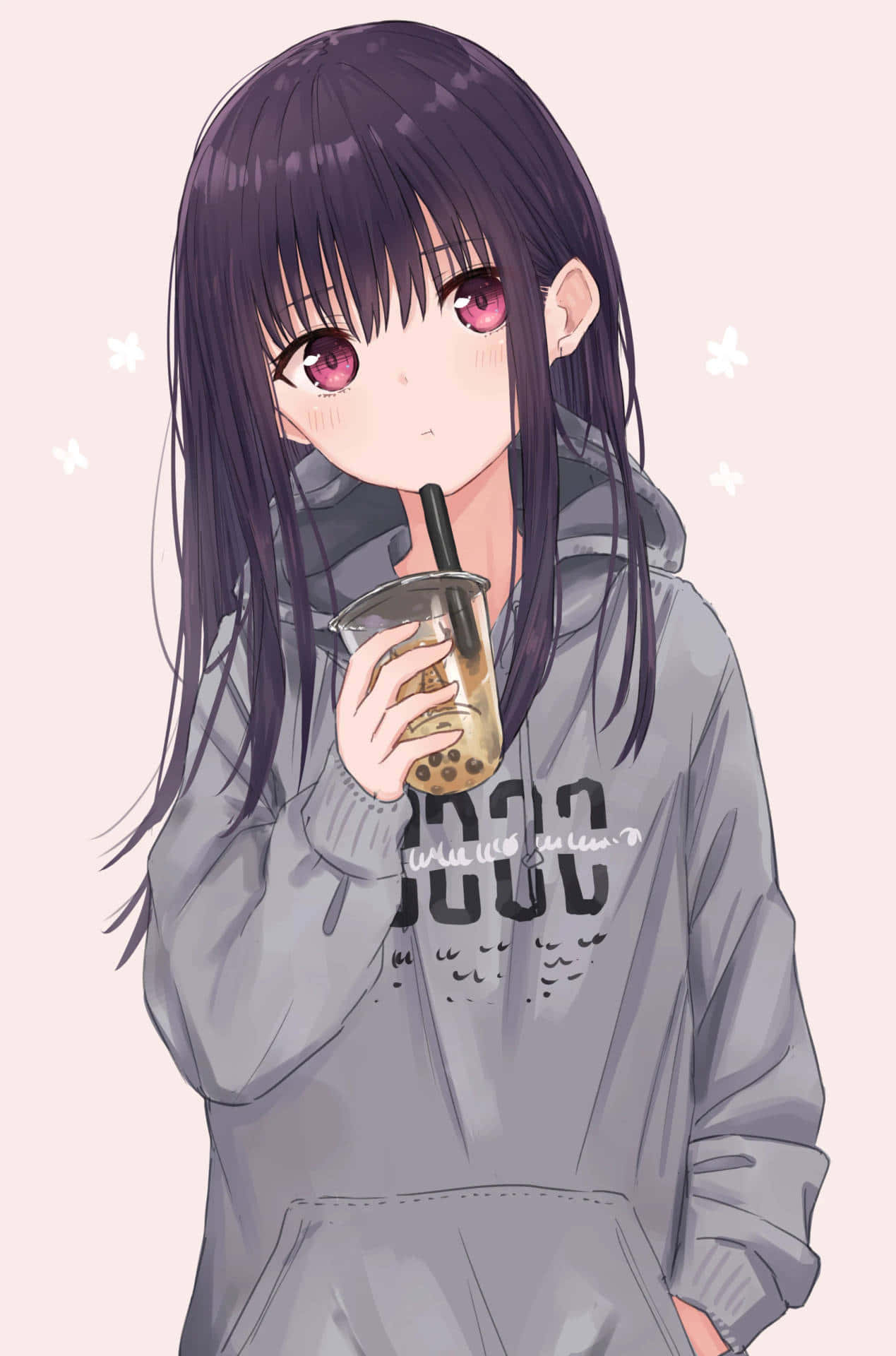 穿著灰色連帽衫、粉紅眼紫髮的動漫女孩喝珍珠奶茶。