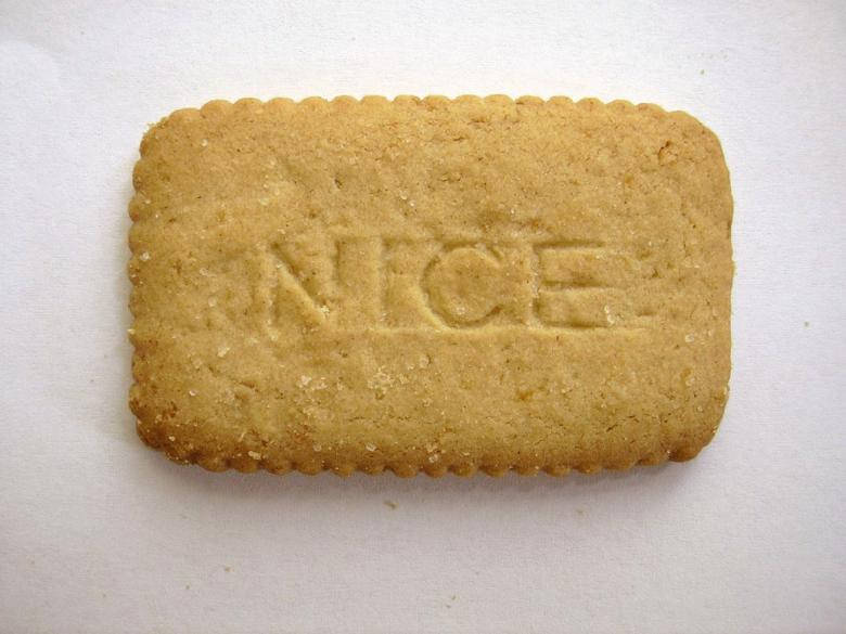 一塊金黃色長方形餅乾，上面壓印有「NICE」字樣。