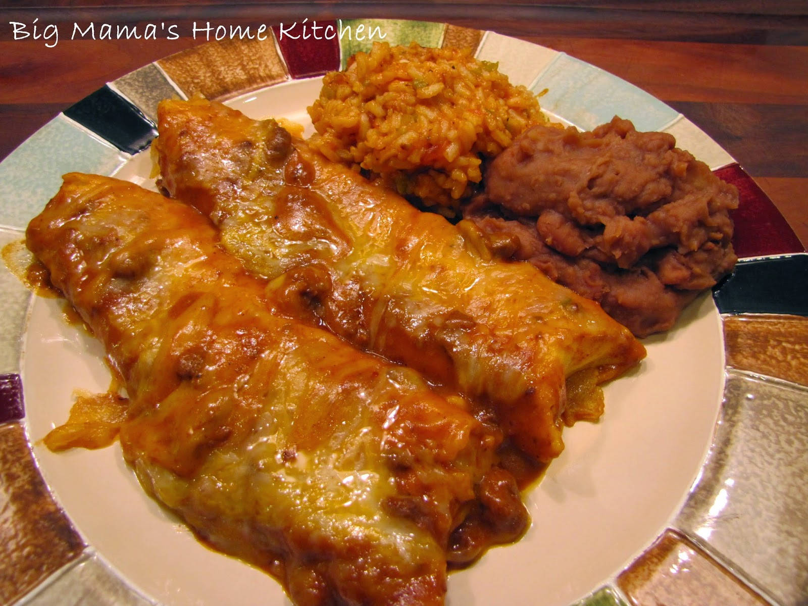 美味自家製雞肉與米 enchiladas 壁紙 — 金黃色的玉米捲餅浸在濃郁醬汁和融化芝士中，旁邊放著米飯和炒豆泥，盛在色彩繽紛的碟子上。