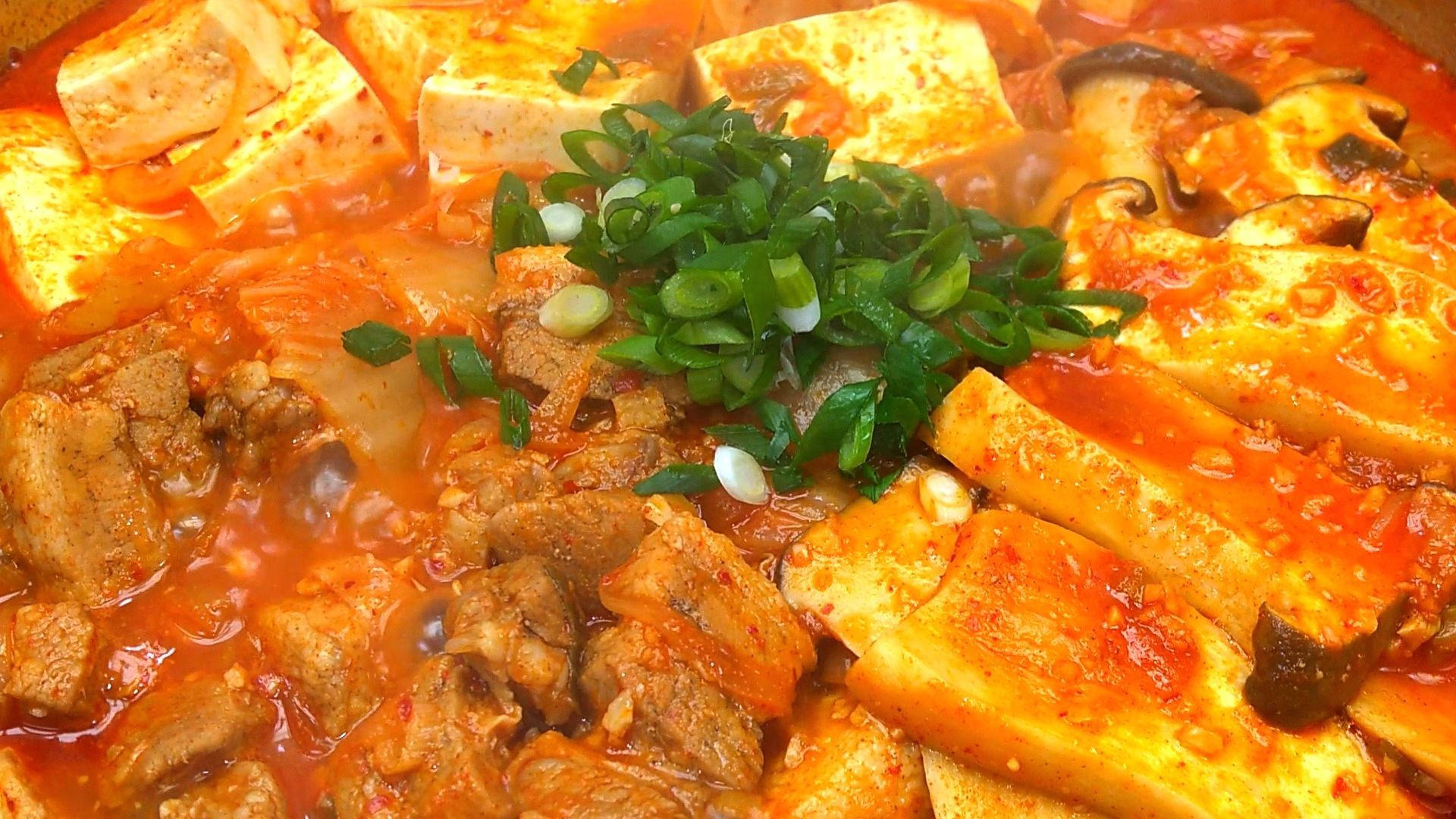 辣韓國泡菜燉菜，配有豆腐肉和青蔥。