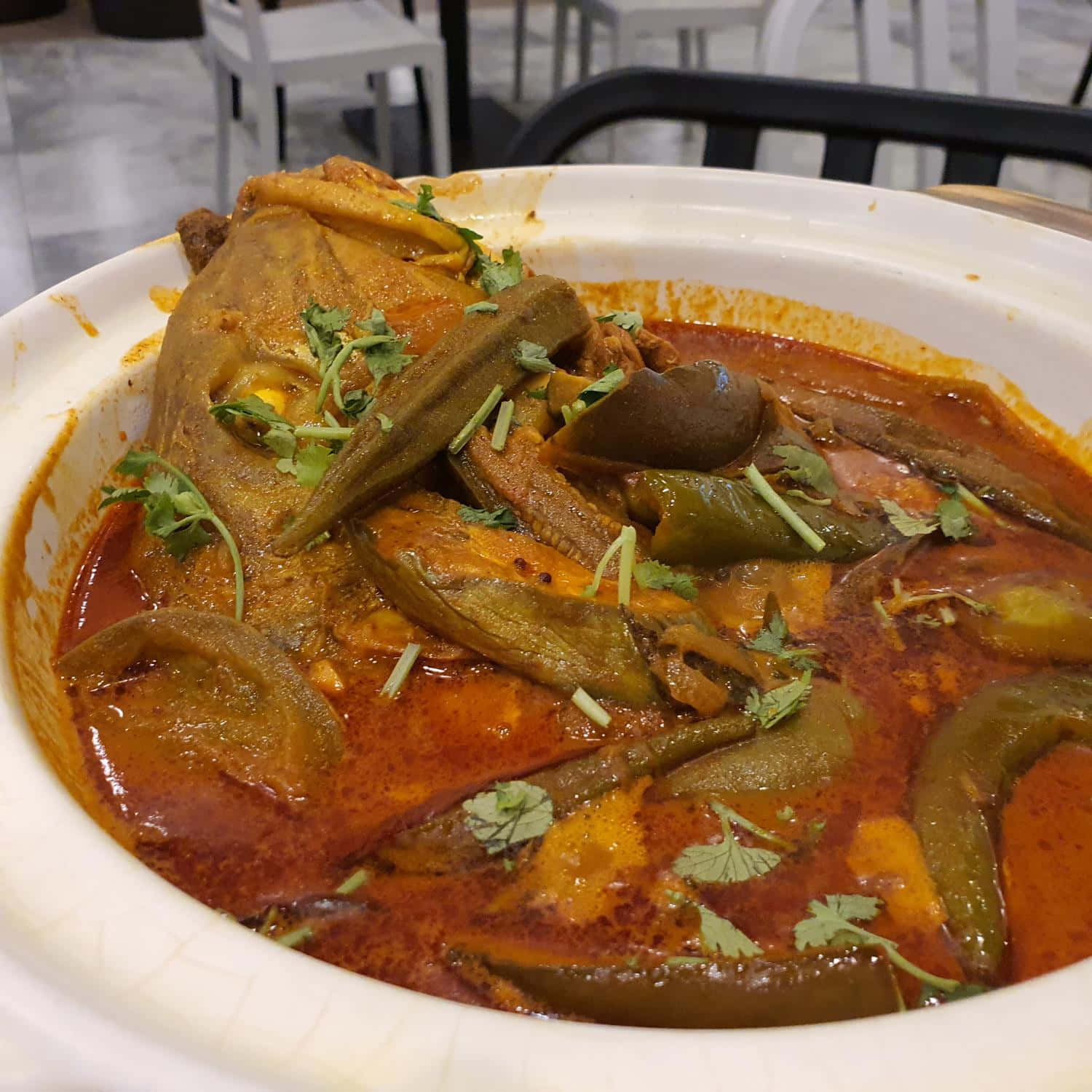 美味魚頭咖喱 壁紙 — 一碗冒著熱氣的濃郁紅咖哩，配以魚肉、茄子和新鮮芫荽裝飾。