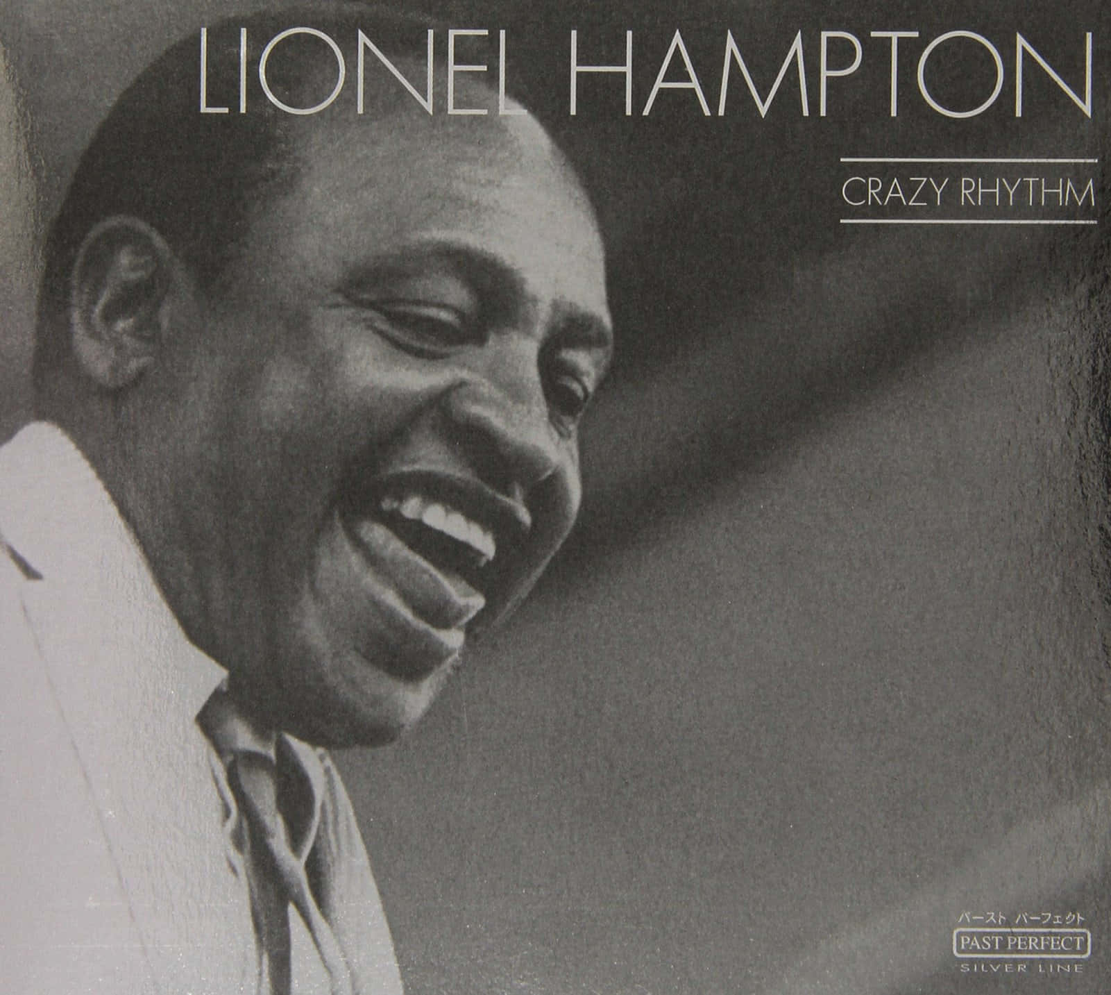 美國 Vibraphone 音樂家 Lionel Hampton 壁紙 — 一張爵士音樂家Lionel Hampton開懷大笑的歡樂黑白肖像，帶有文字疊加。