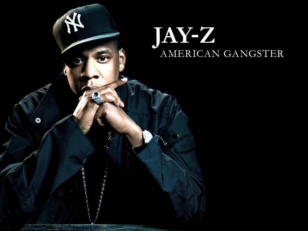 Jay-Z 身穿黑色帽子和外套，雙手交握，文字顯示American Gangster。