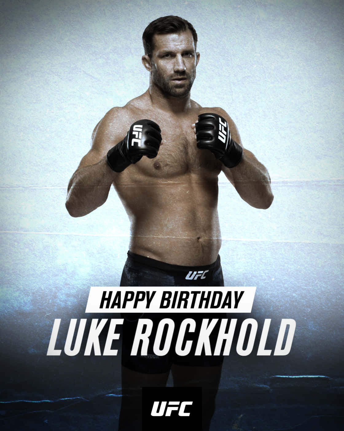 美國UFC冠軍盧克·羅克霍德生日插畫 壁紙 — 一位肌肉發達的UFC拳手，戴著黑色手套和短褲，以戰鬥姿勢站在帶有紋理的藍灰色背景前，並有「Happy Birthday Luke Rockhold」文字。