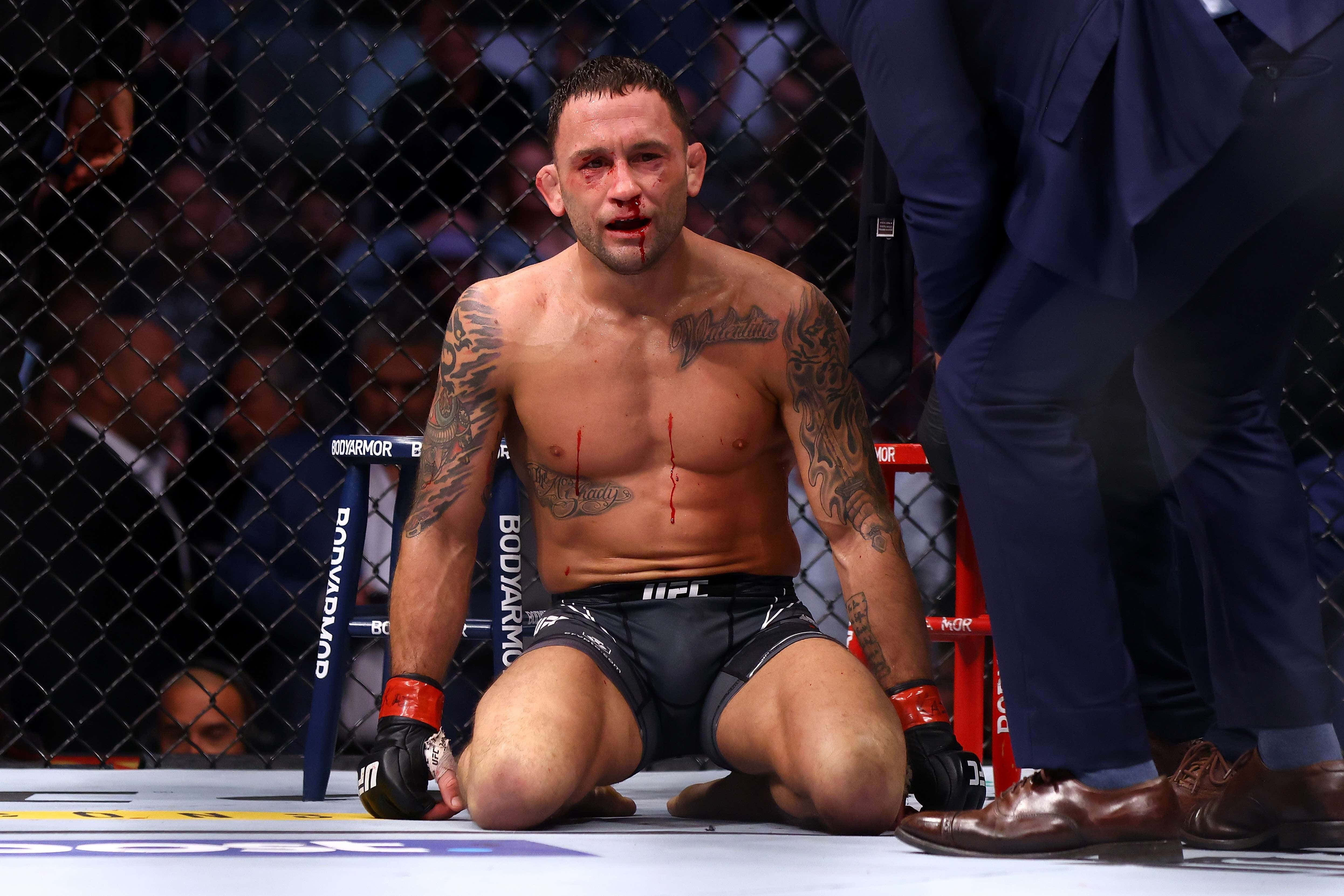 美國UFC選手弗蘭基·愛德加於UFC 268賽後血跡斑斑 壁紙 — 一名血跡斑斑的MMA拳手在殘酷比賽後筋疲力盡地跪在UFC八角籠內。