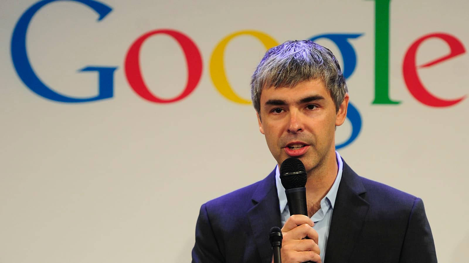 穿西裝的男士在Google活動中對著麥克風講話。