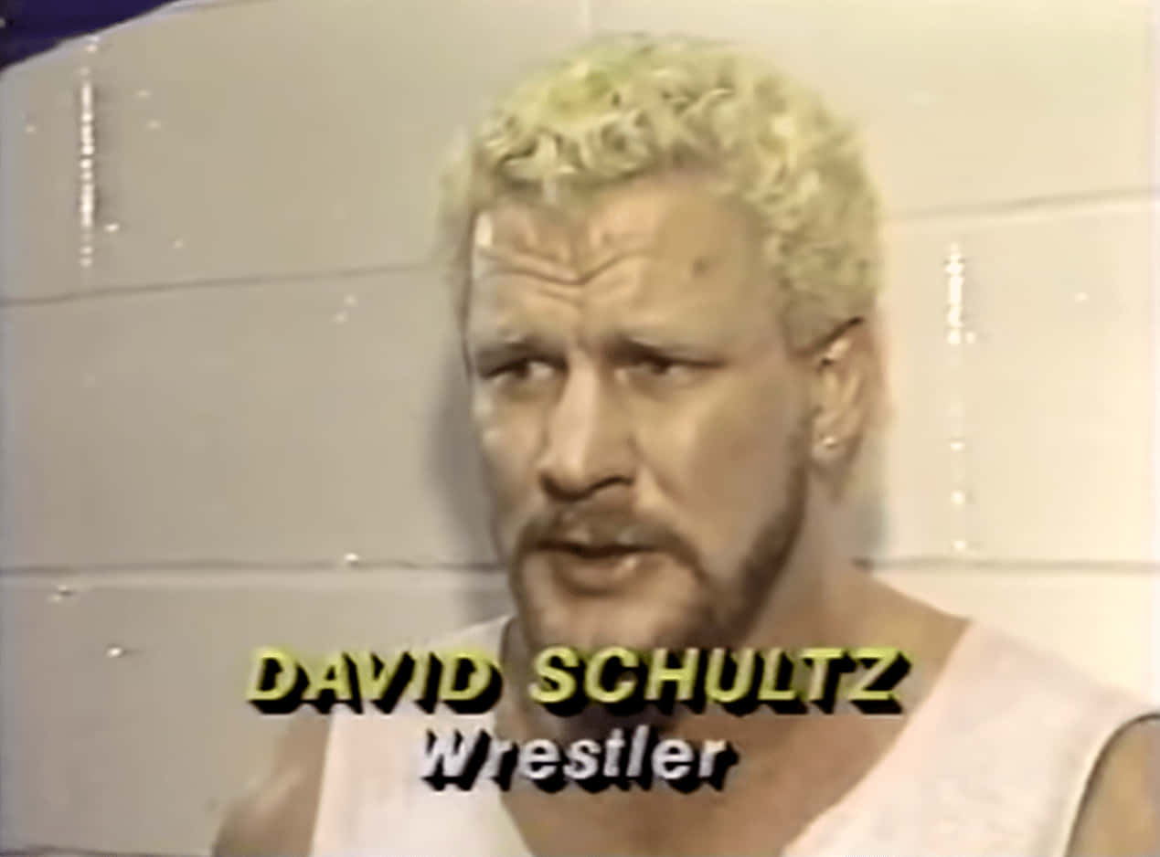 摔角手 David Schultz 在訪問中身穿白色背心。