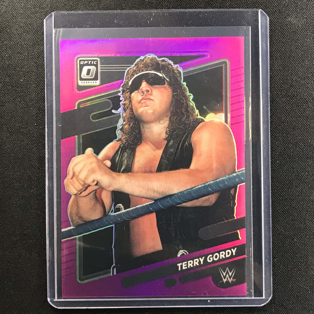 WWE摔角手Terry Gordy喺一張紫色全息閃卡上，靠住擂台繩索。