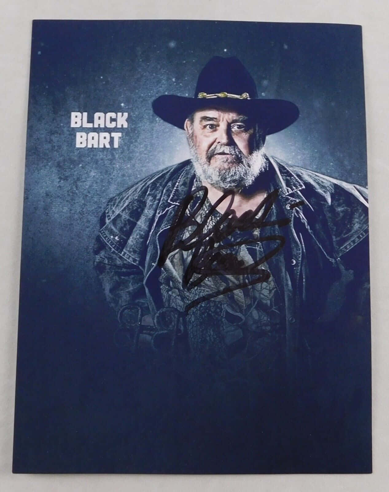 Black Bart 的肖像，在深藍色背景上有簽名和文字。