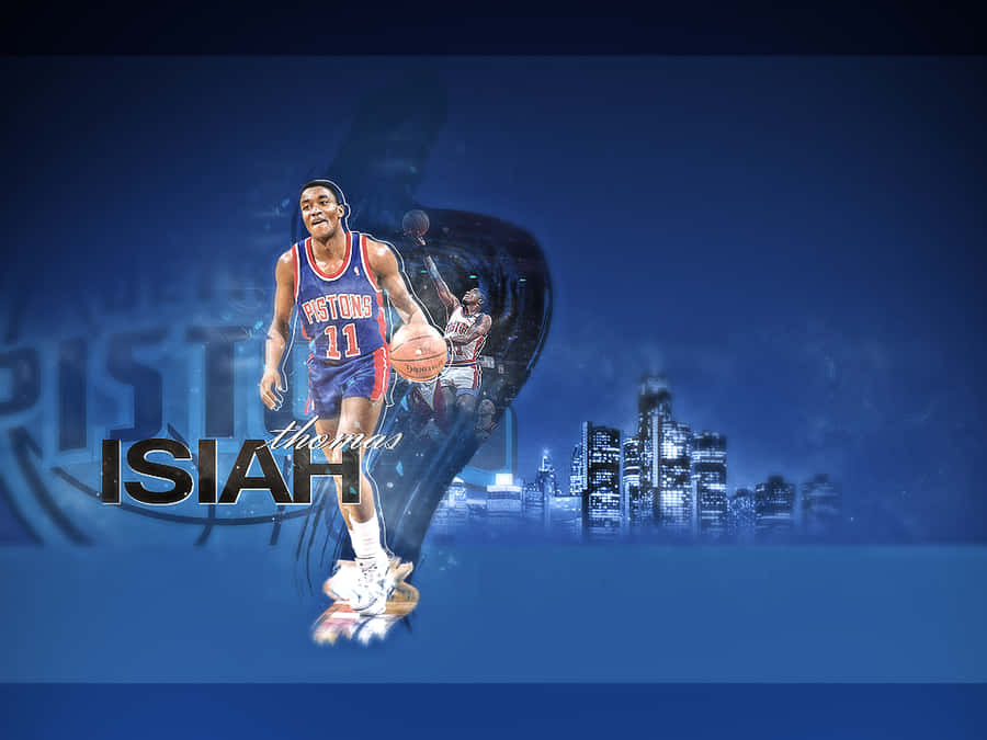 身穿活塞隊球衣的籃球運動員 Isiah Thomas 在夜間城市天際線背景下運球。