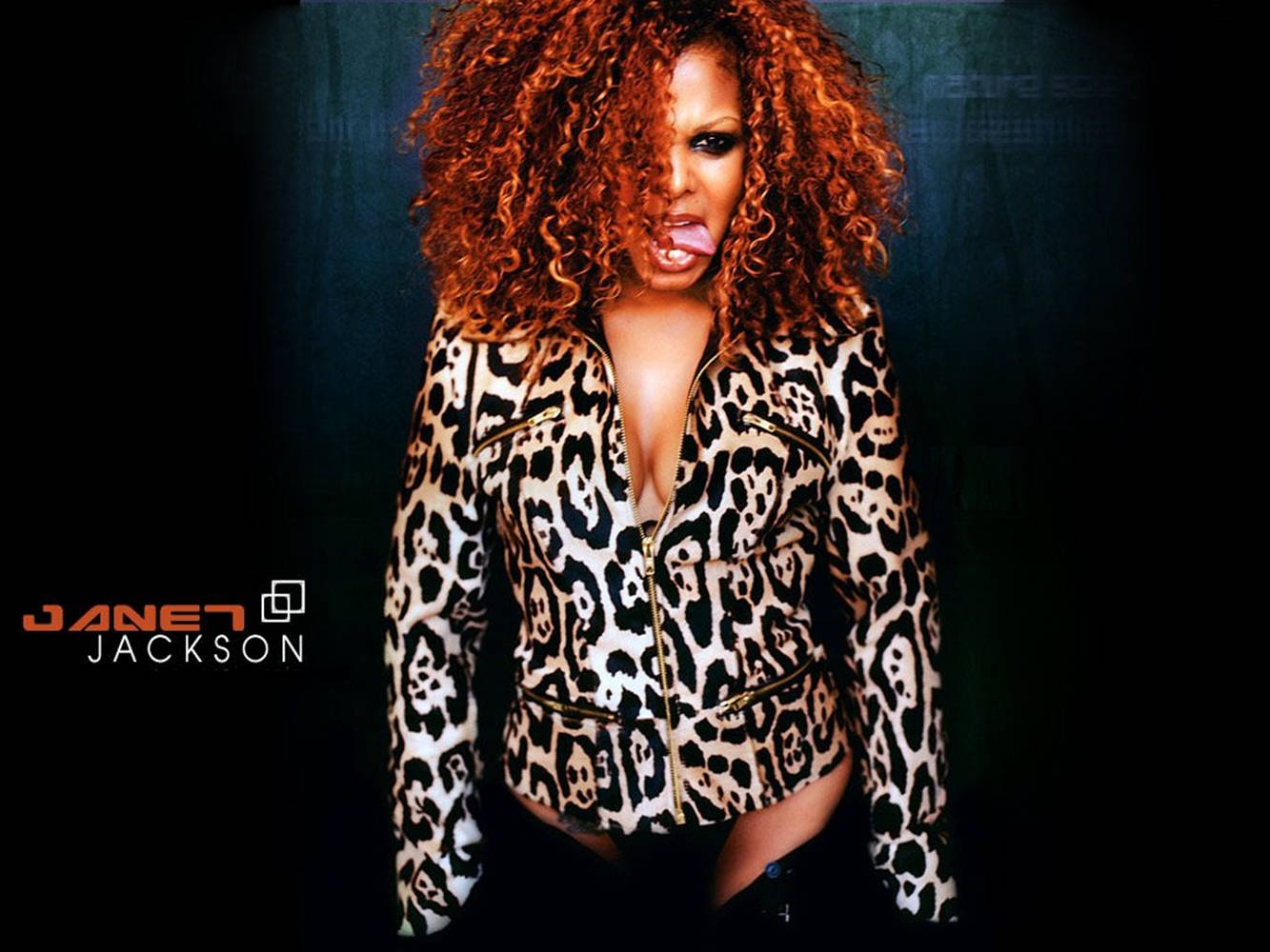 Janet Jackson 身穿豹紋外套，在黑暗背景下伸出舌頭。