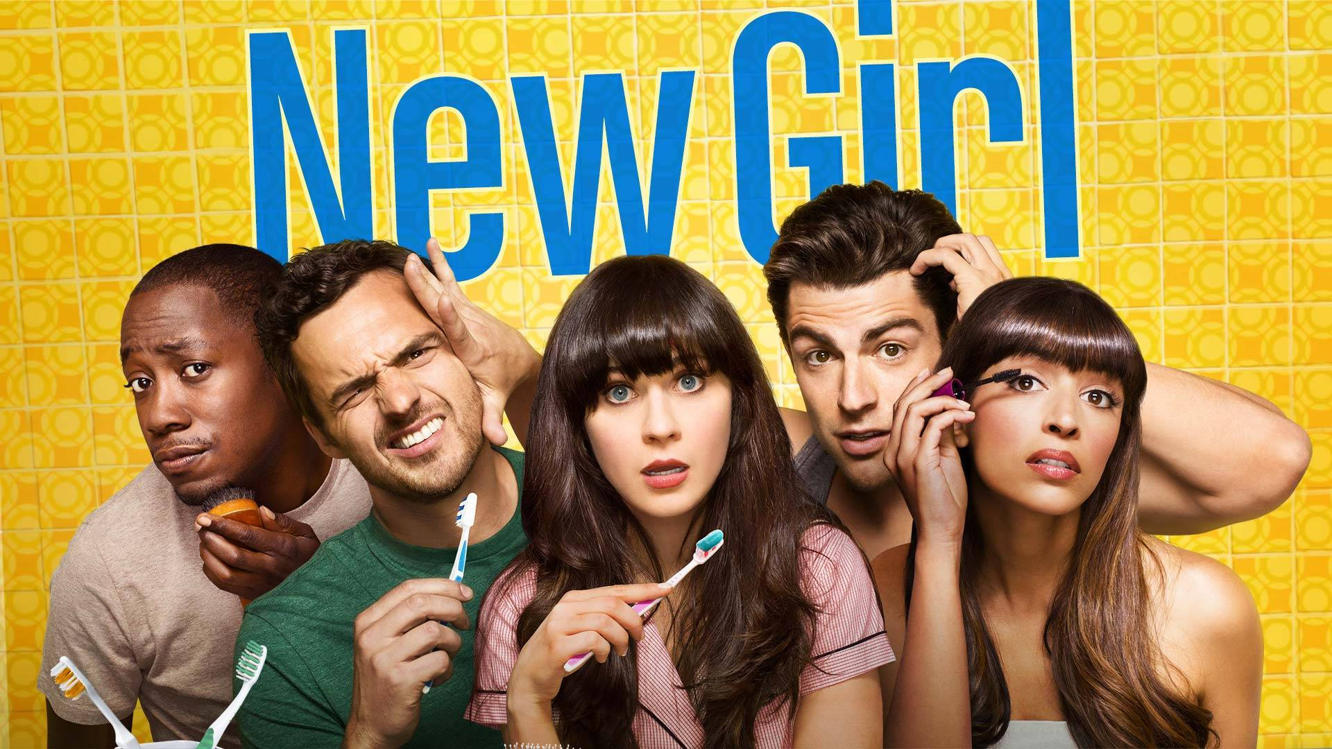 美國喜劇《新女孩》海報 壁紙 — 《New Girl》的五位演員在黃色瓷磚牆前拿著牙刷擺姿勢，並有藍色標題文字。