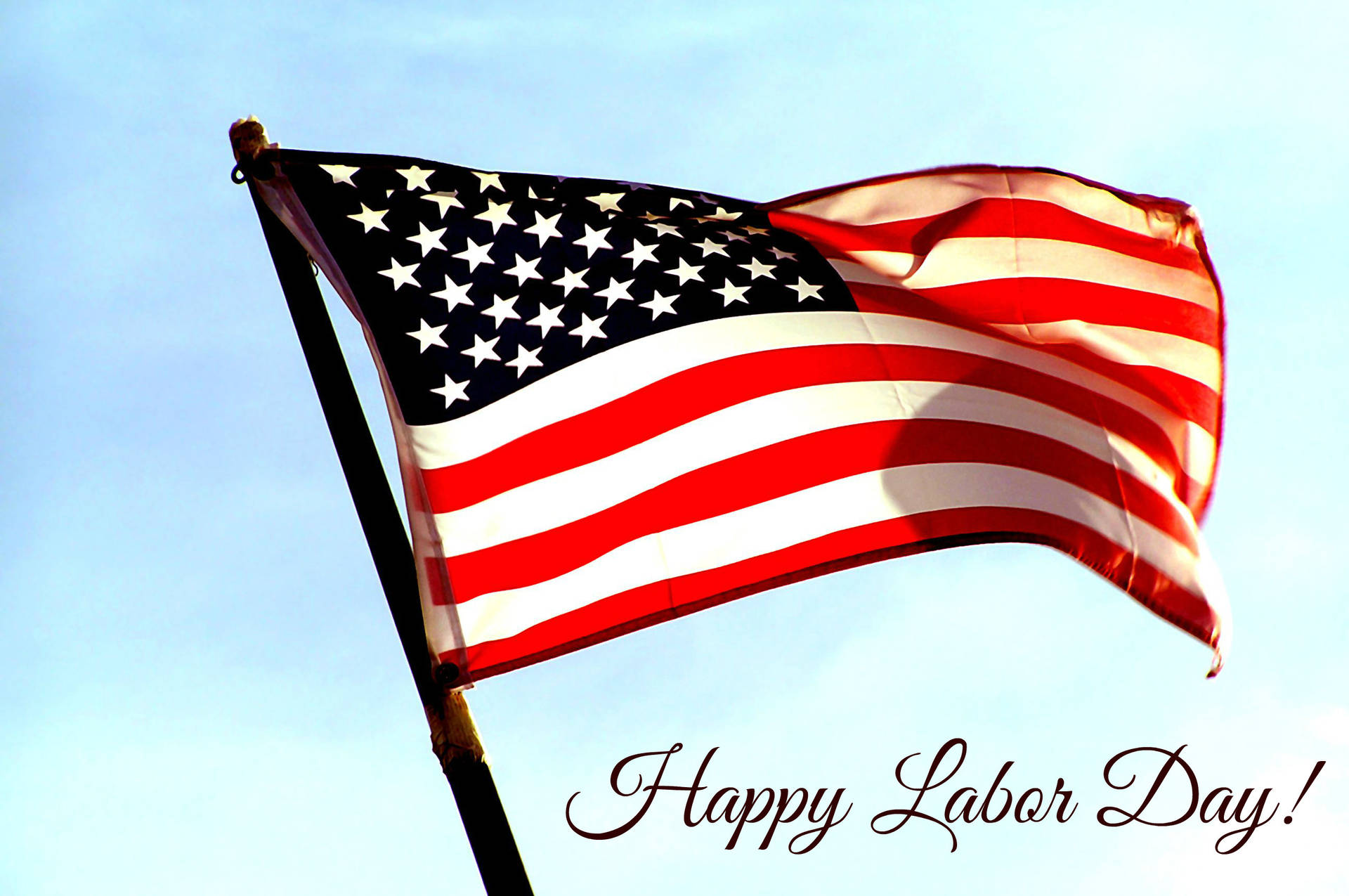 美國國旗飄揚，帶有Happy Labor Day文字