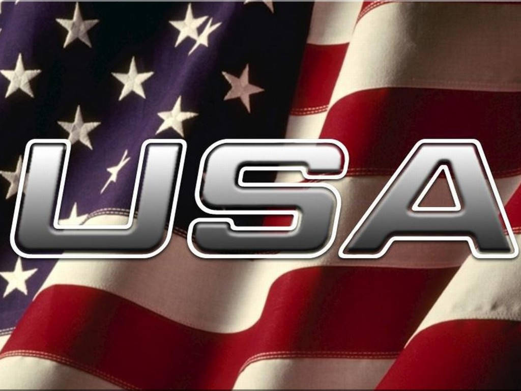 美國國旗與「USA」字樣 壁紙 — 大膽的金屬美國字母飄浮在飄揚的美國國旗上，帶有星星和條紋。