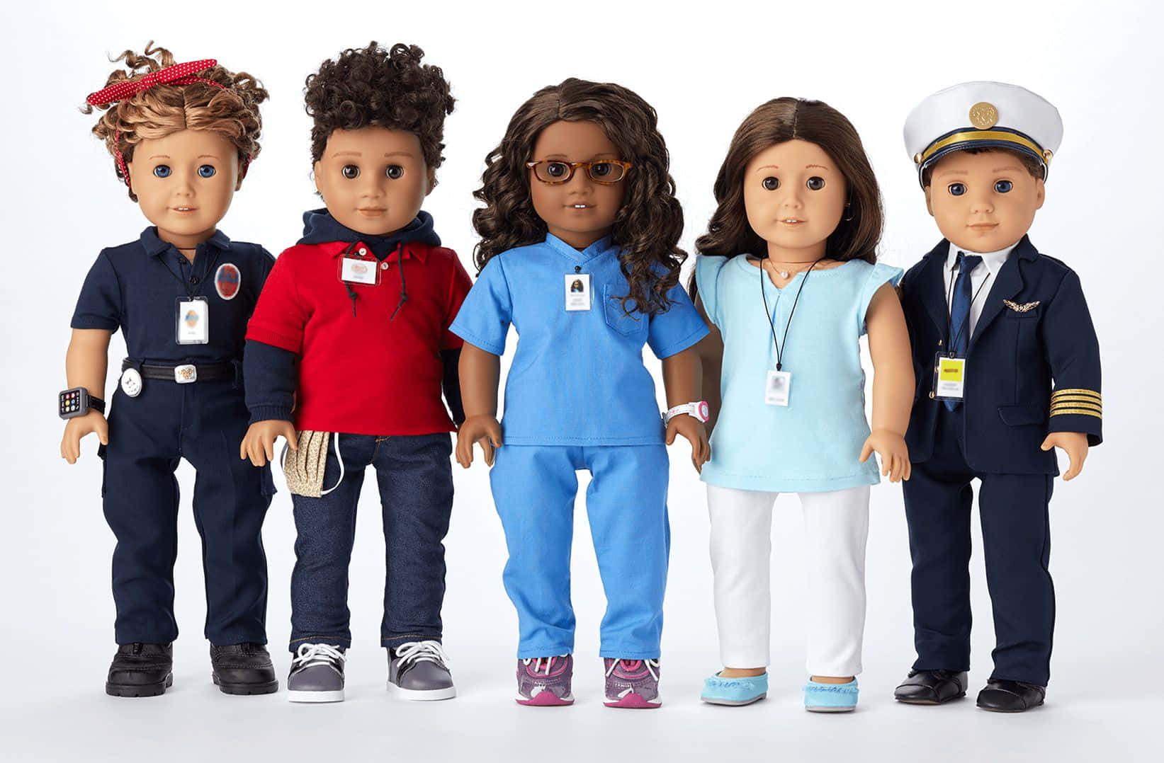 美國女孩的本質 壁紙 — 五個不同的美國女孩公仔排成一排，穿著詳細的職業服裝，包括警察、護士、機師和教師制服。
