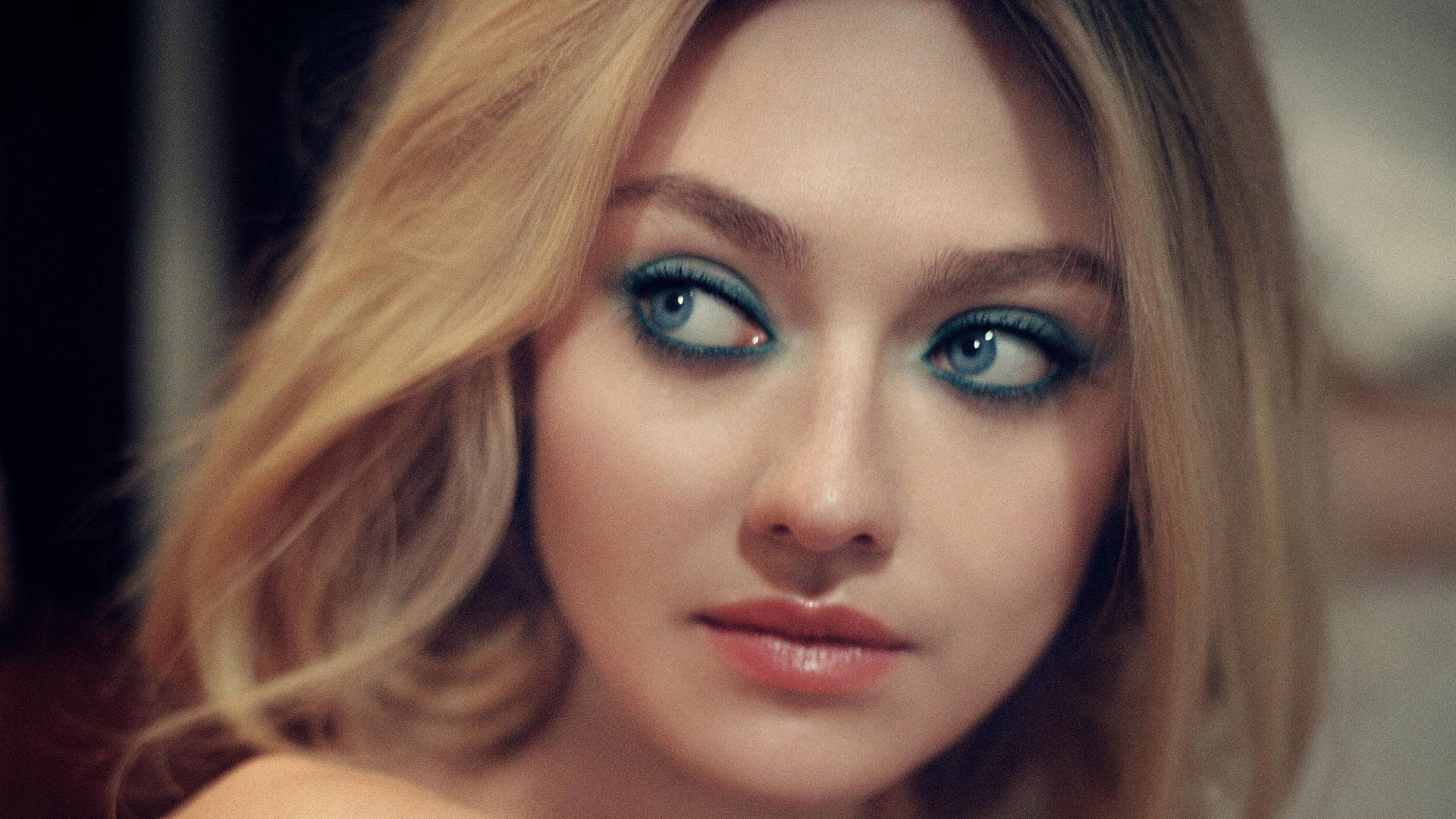 擁有藍色眼睛和金色頭髮的女性注視著觀眾。