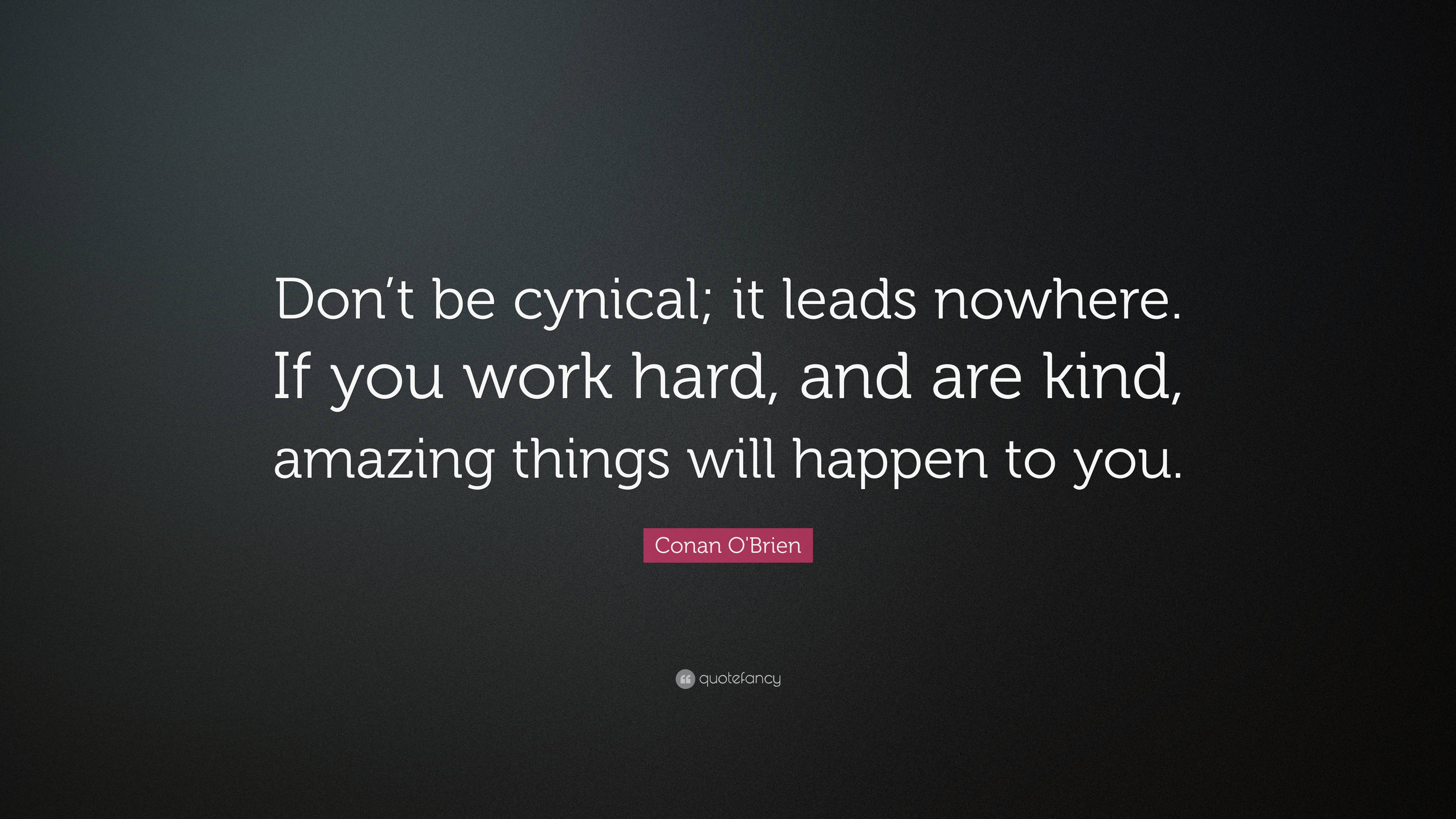 美國媒體人康納·奧布萊恩反諷刺 壁紙 — 深色漸變背景上的白色文字顯示了Conan O'Brien關於積極和努力工作的勵志名言。