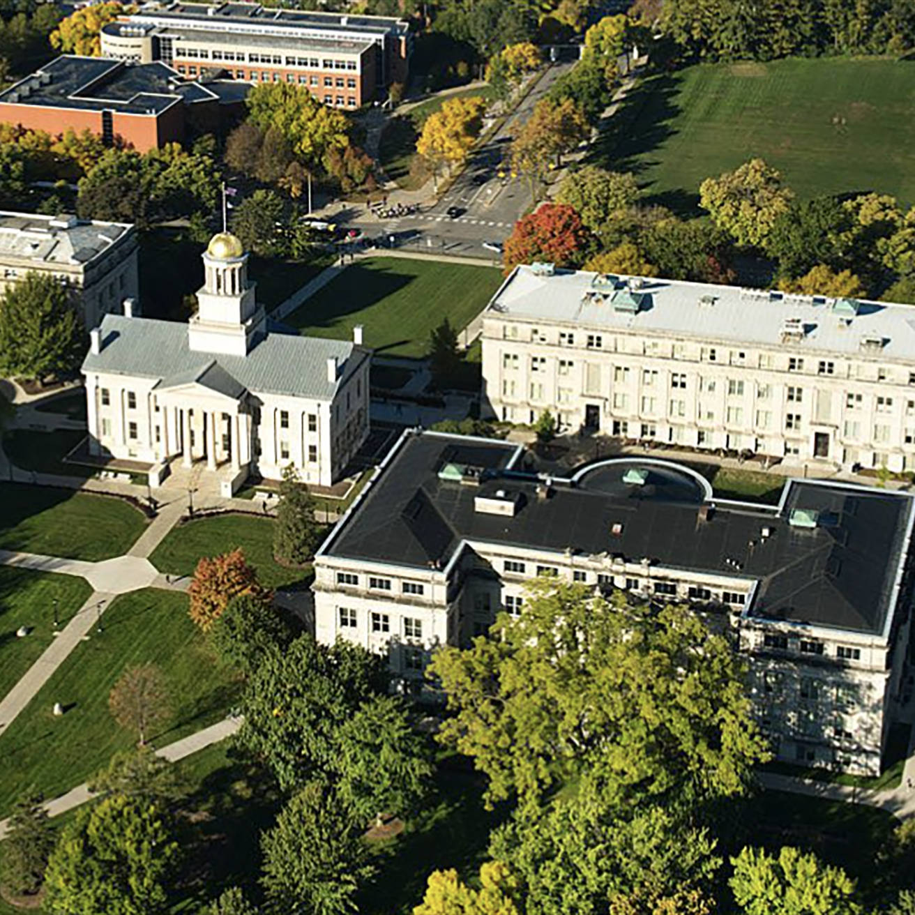 俯瞰大學校園，擁有歷史建築和秋葉。