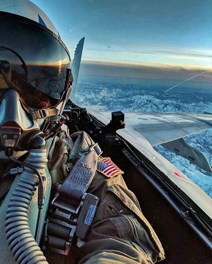 美國戰鬥機駕駛員 壁紙 — 戰鬥機駕駛艙內的機師凝視著金色日出天空下的雪山。