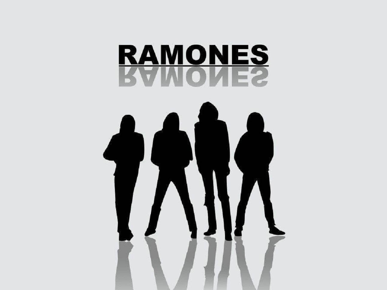 四個黑色樂隊成員剪影站成一排，上方有 RAMONES 字樣。