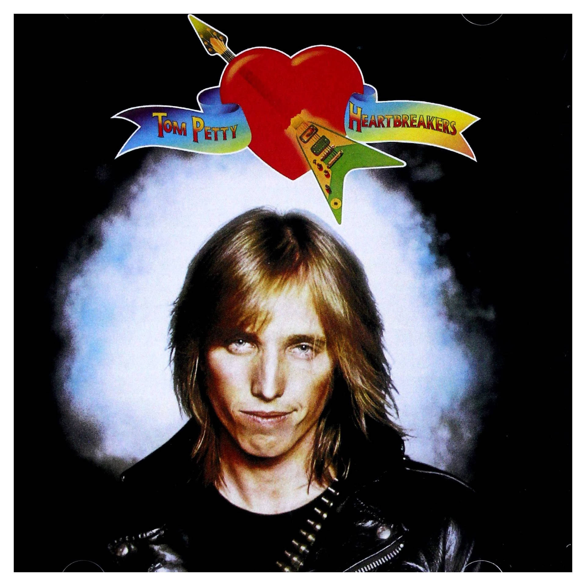 Tom Petty 身穿皮褸，頭上有心形同結他標誌。