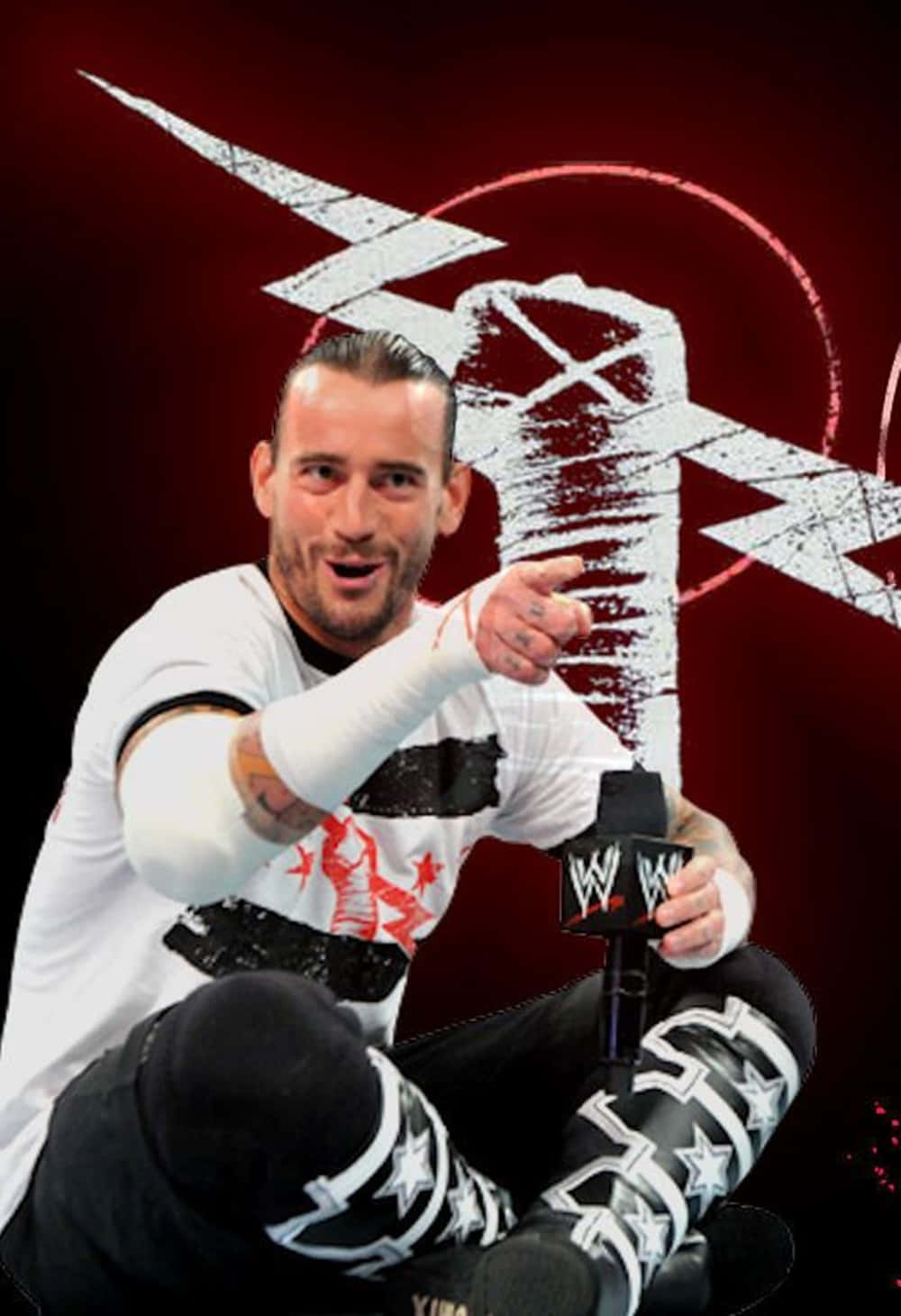WWE摔角手CM Punk在表演期間用麥克風向前指。