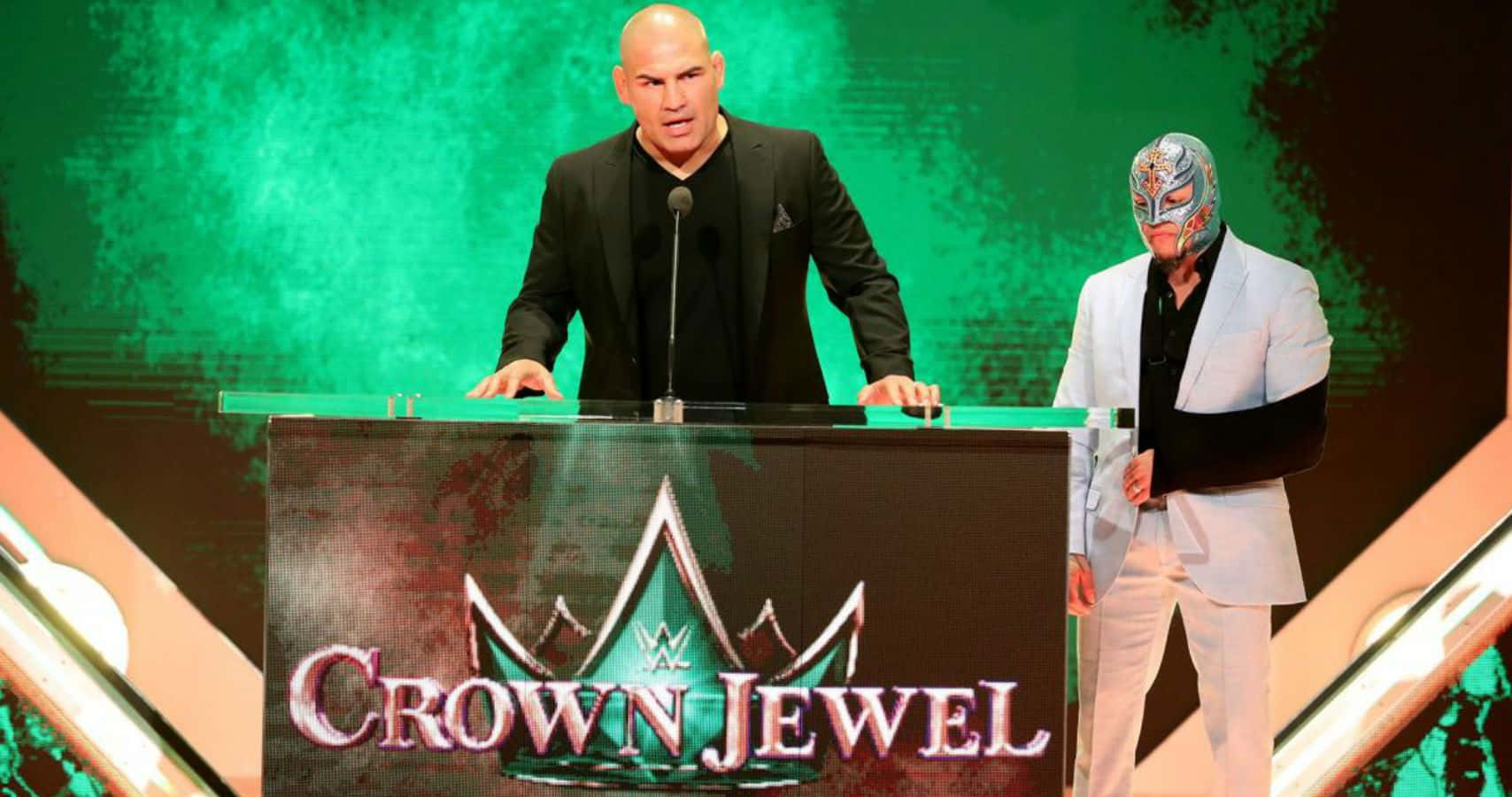 兩位WWE摔角手在Crown Jewel活動頒獎台上，一位戴面具，一位沒戴面具。