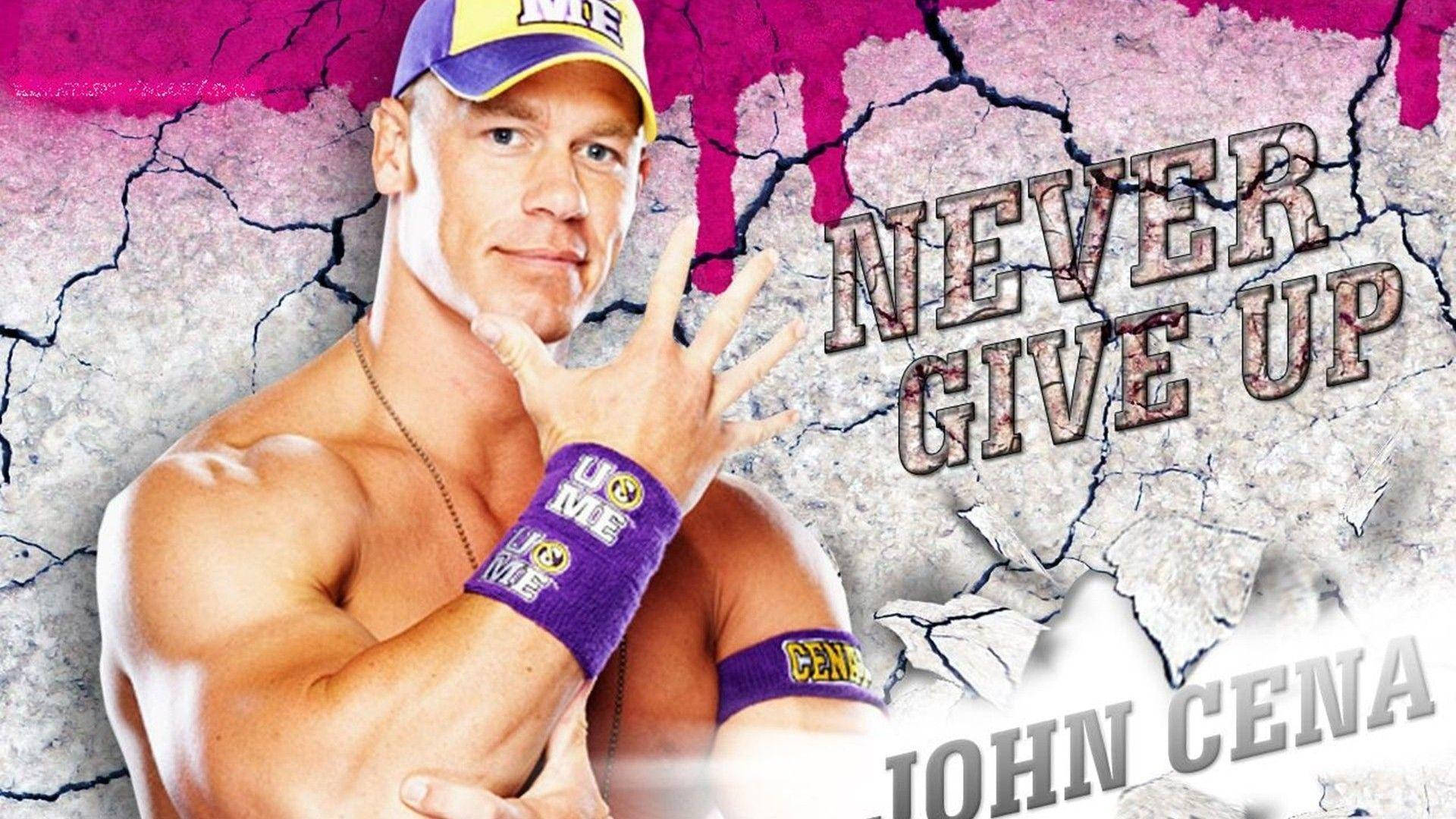John Cena 穿著摔角裝備，在裂開的牆壁背景上展示「Never Give Up」口號。