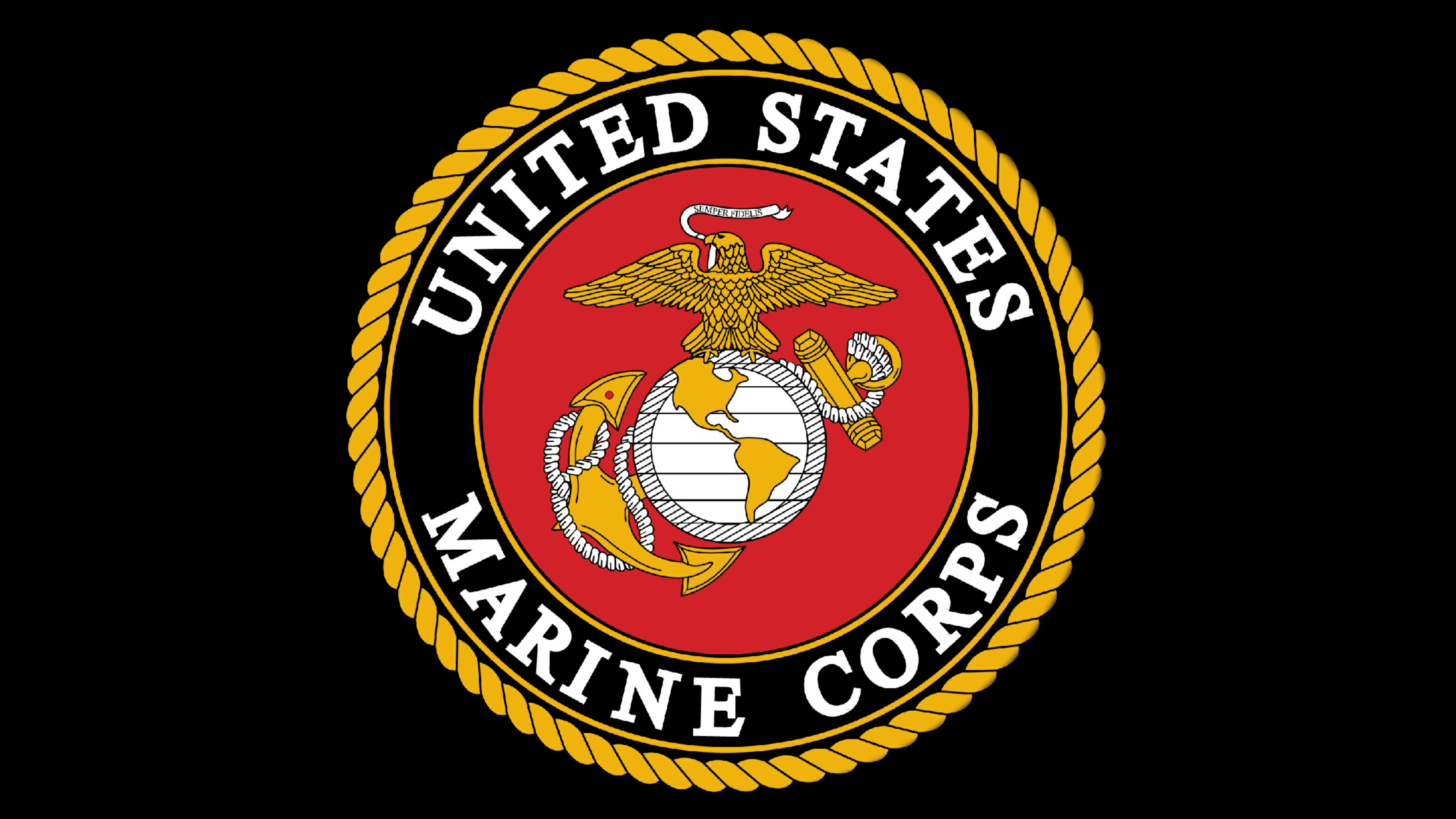 美國最堅強的戰士——美國海軍陸戰隊 壁紙 — 美國海軍陸戰隊徽章以黑色背景為襯，展示一隻金鷹棲息在地球和錨之上，周圍環繞繩索和文字。