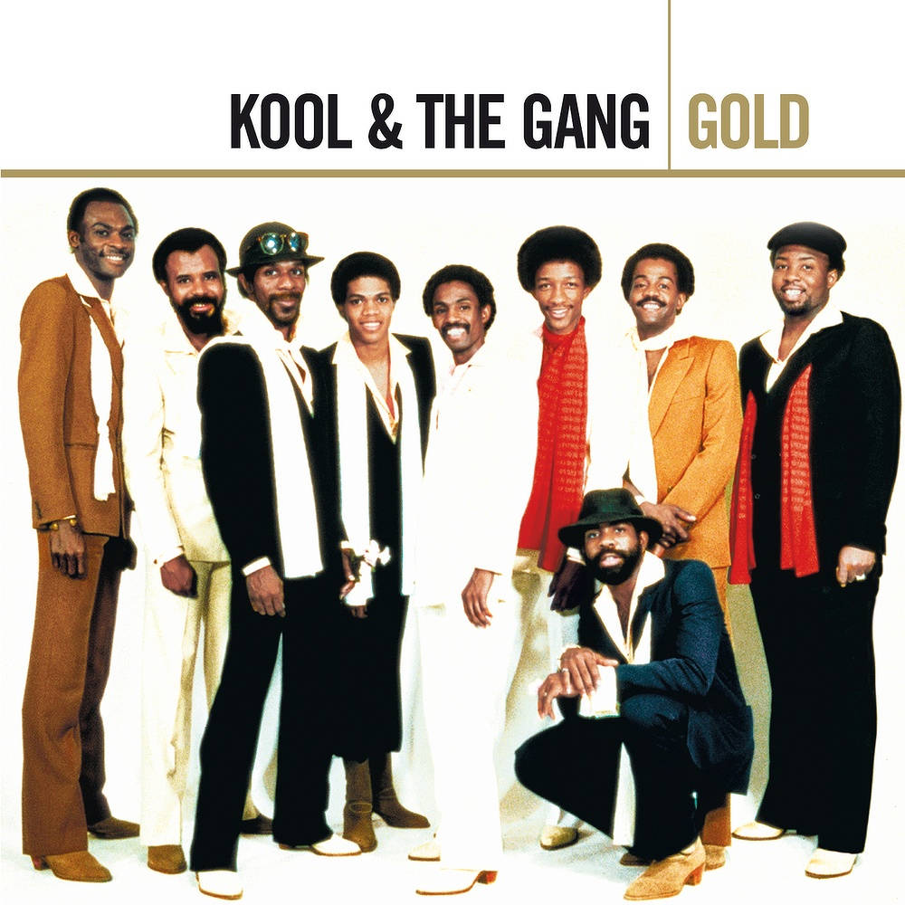 Kool & The Gang 樂隊成員穿著色彩繽紛的70年代服裝，為攝影棚照片擺姿勢。
