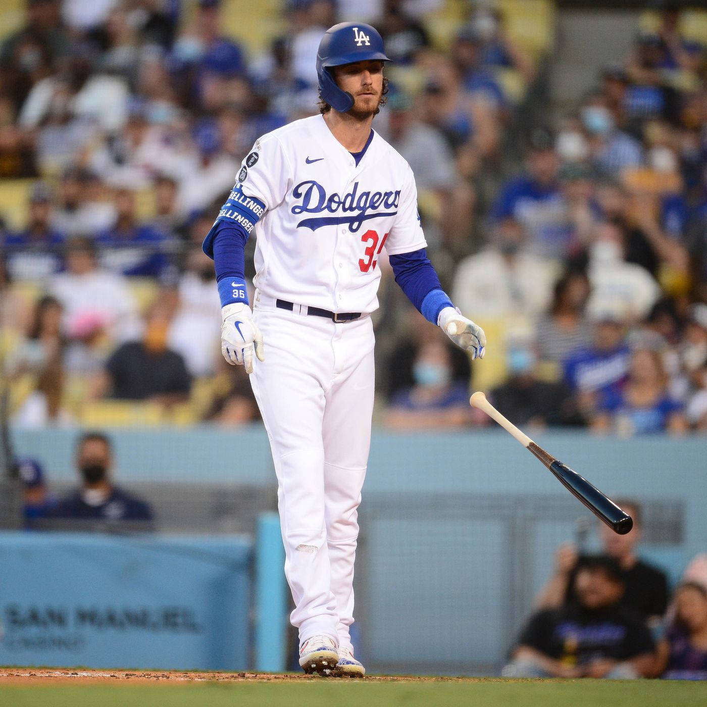 美國棒球選手 Cody Bellinger 壁紙 — 一位洛杉磯道奇隊的棒球運動員在夜間比賽中揮棒後，離開本壘板。