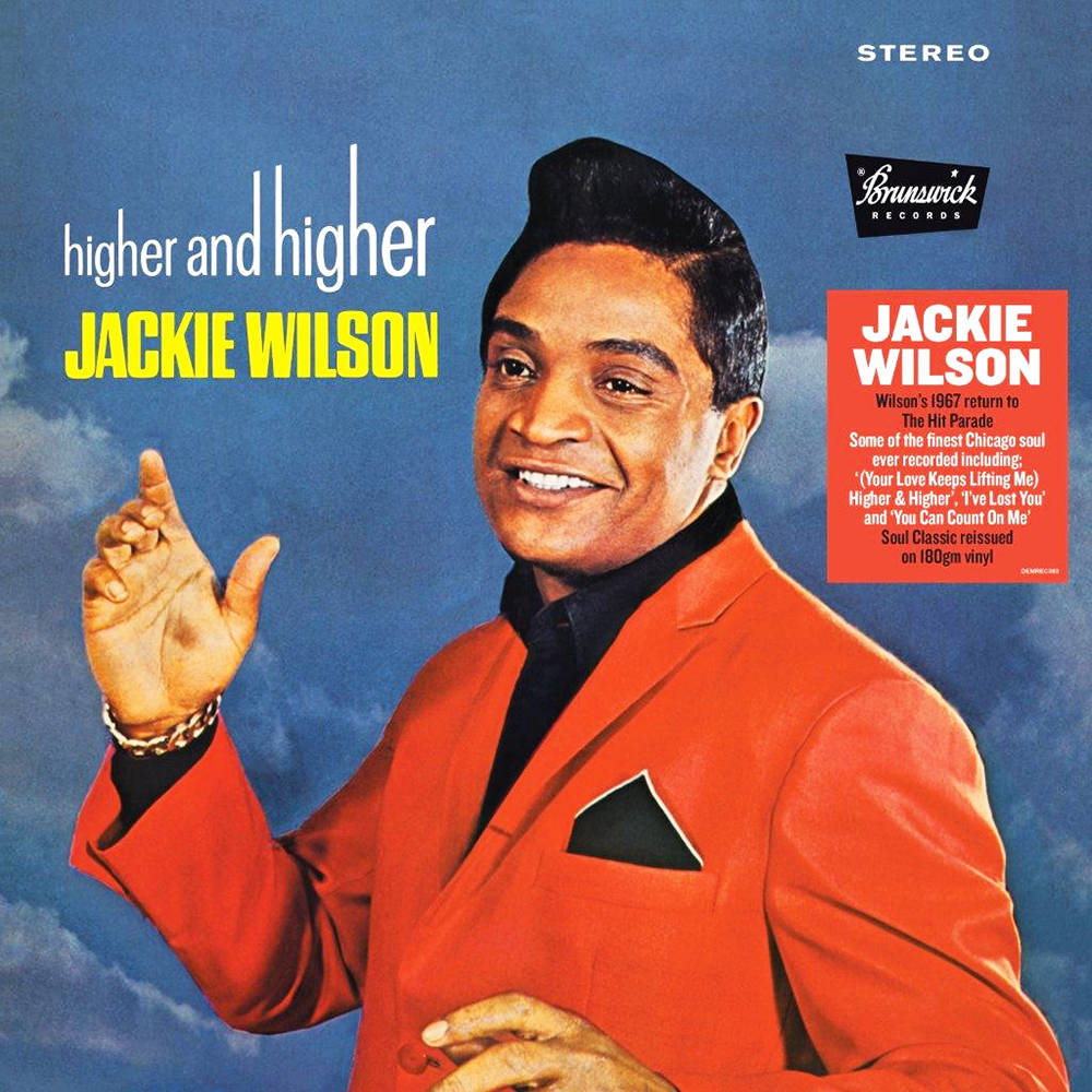 美國歌手Jackie Wilson 壁紙 — Jackie Wilson 身穿大膽的紅色西裝，在復古專輯封面上對著藍天背景微笑並做手勢。