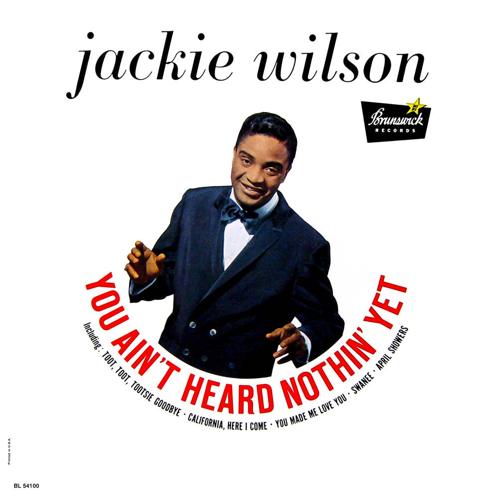 美國歌手Jackie Wilson《You Ain't Heard Nothin' Yet》專輯封面 壁紙 — Jackie Wilson 身穿俐落燕尾服，在復古 Brunswick Records 專輯封面上自信地咧嘴而笑，搭配粗體紅色字體。